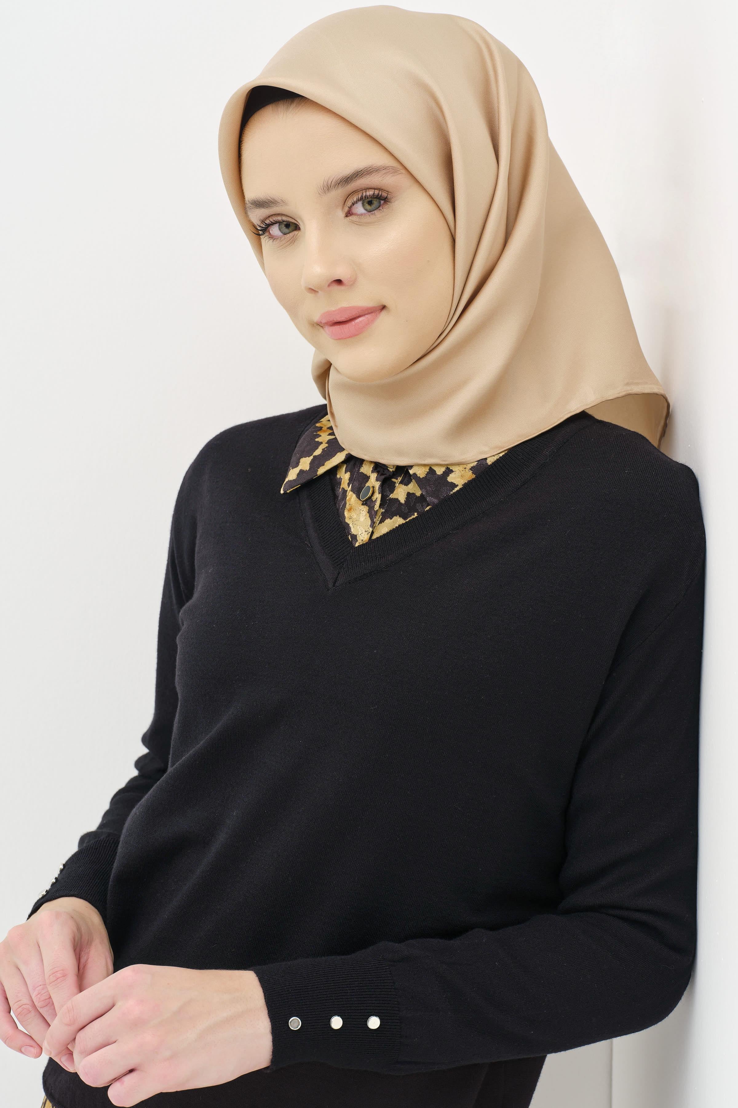 V Yaka Kol Düğme Detaylı Kazak - Siyah TUGBA