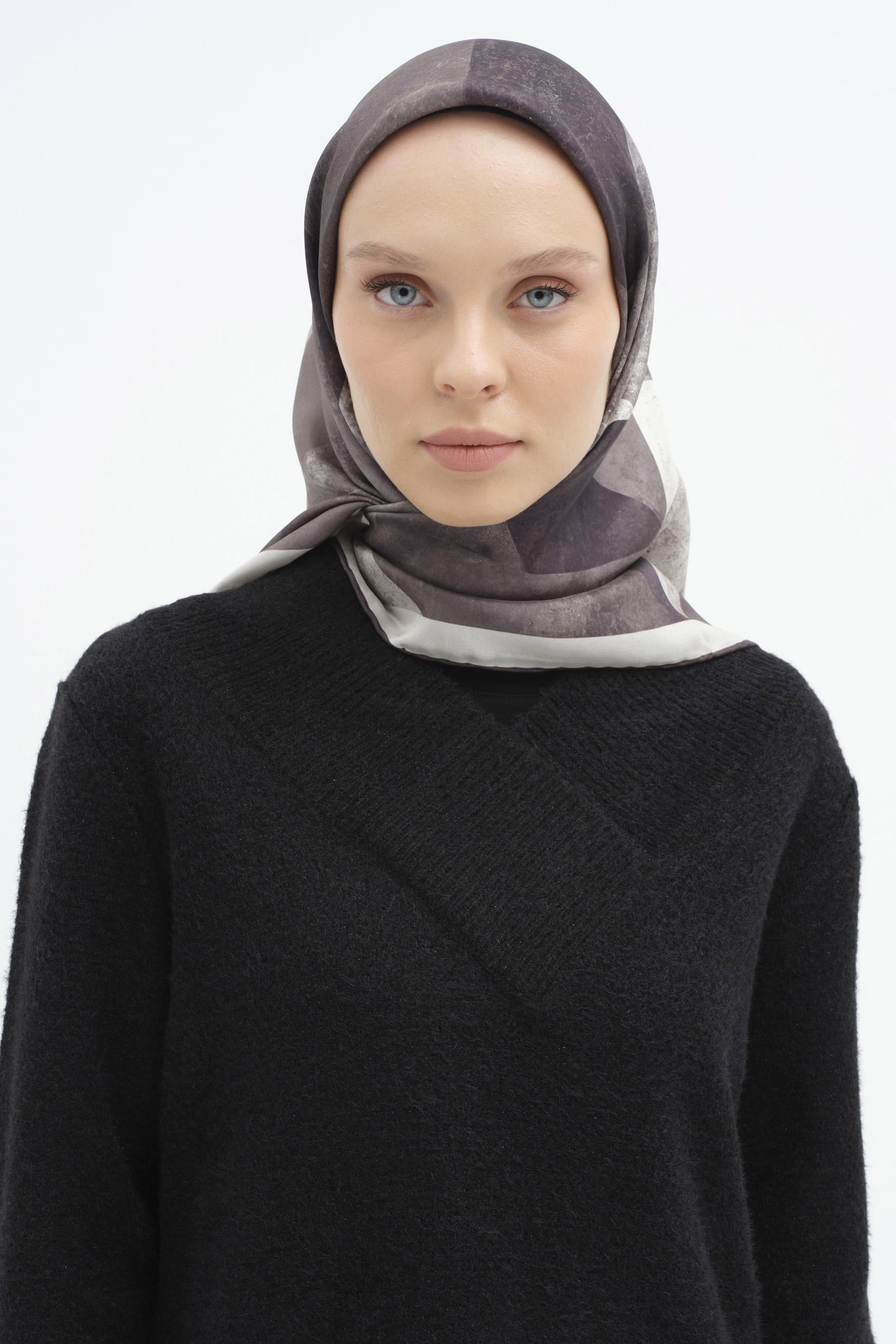 V Yakalı Sim Payetli Triko Tunik - Siyah TUGBA