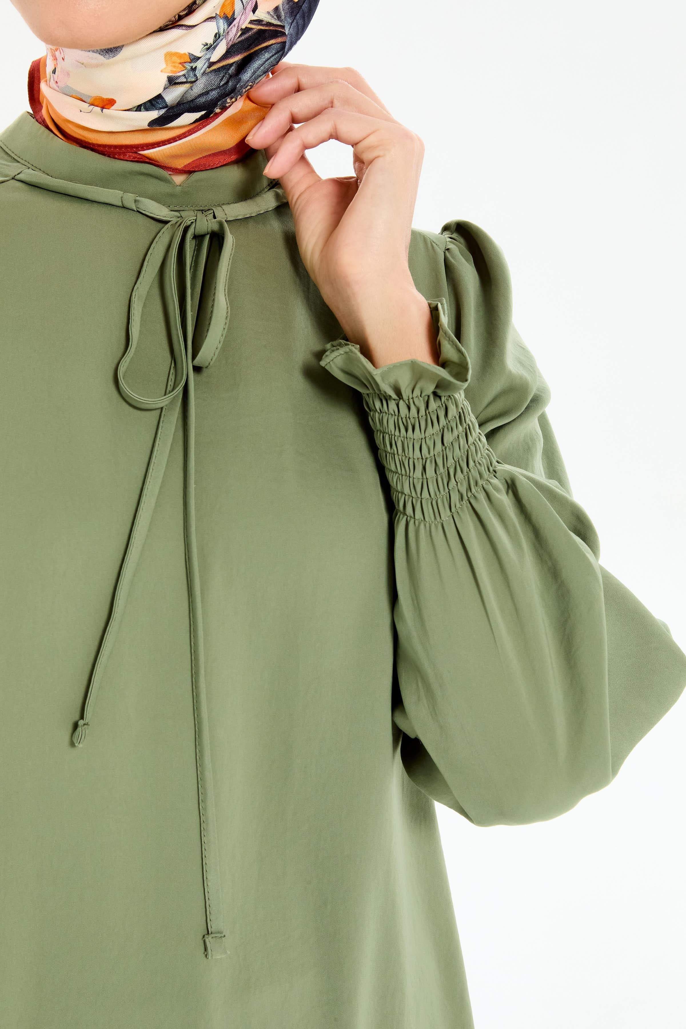 Yaka Bağcık Detaylı Kolları Lastikli Tunik - Haki TUGBA