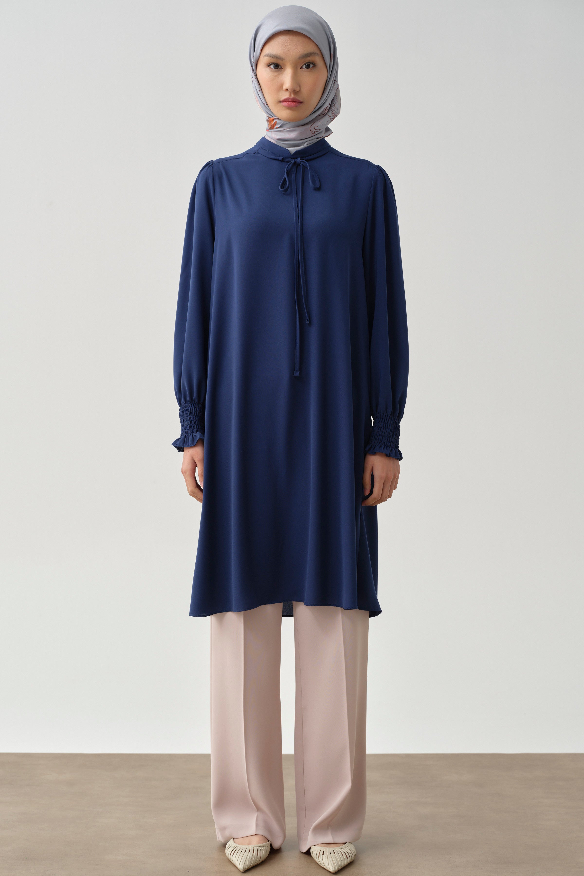 Yaka Bağcık Detaylı Kolları Lastikli Tunik - Lacivert TUGBA