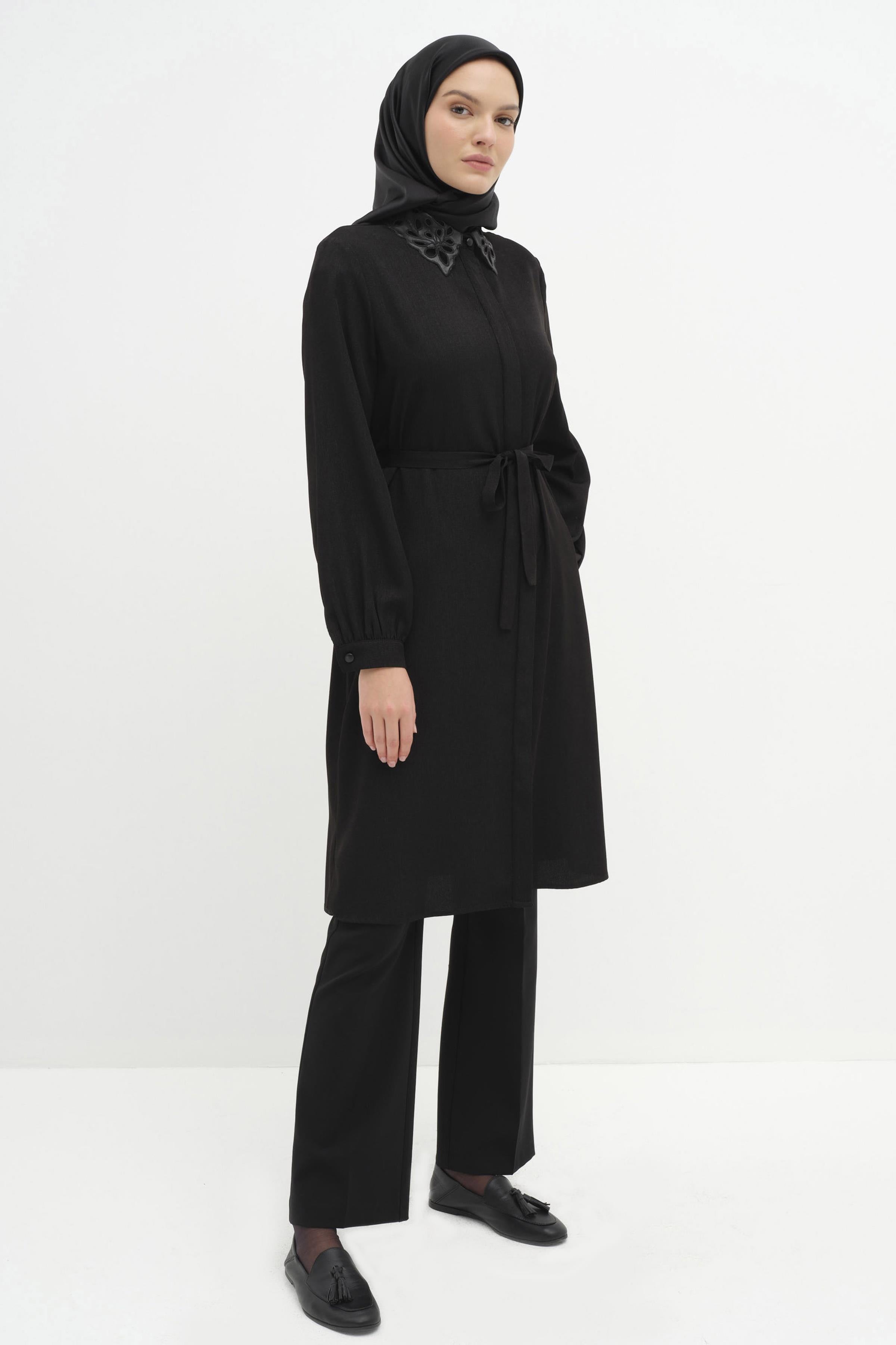 Yaka Garni Nakışlı Tunik - Siyah TUGBA