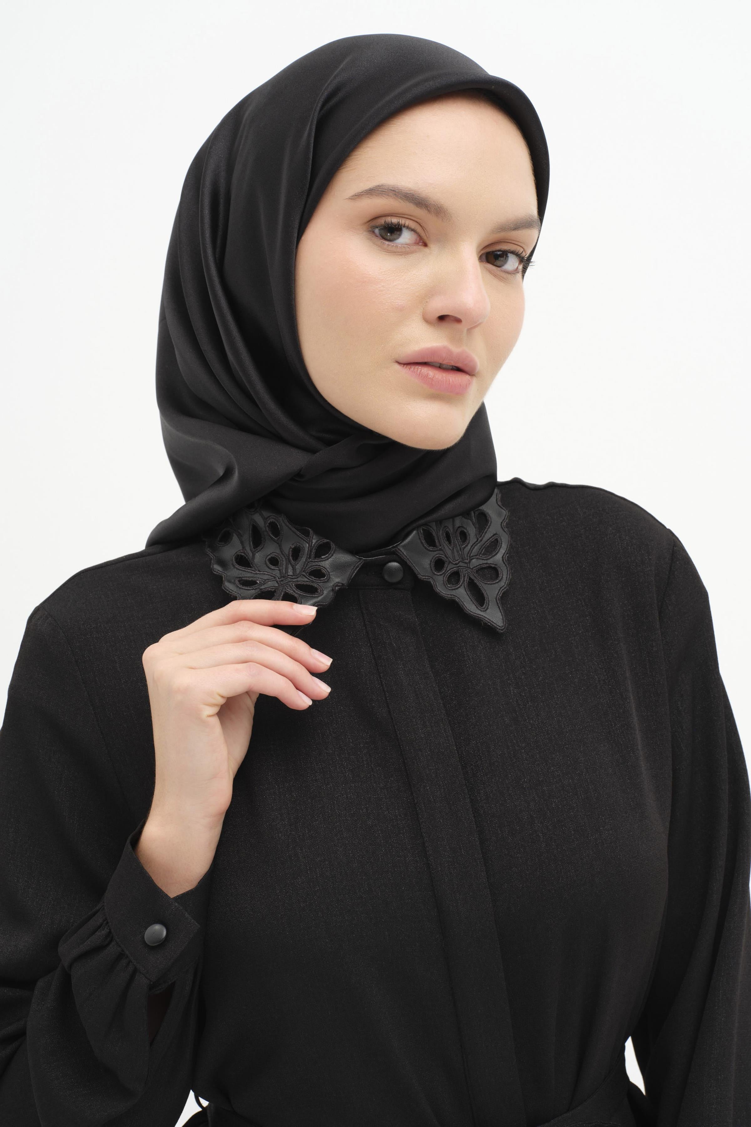 Yaka Garni Nakışlı Tunik - Siyah TUGBA