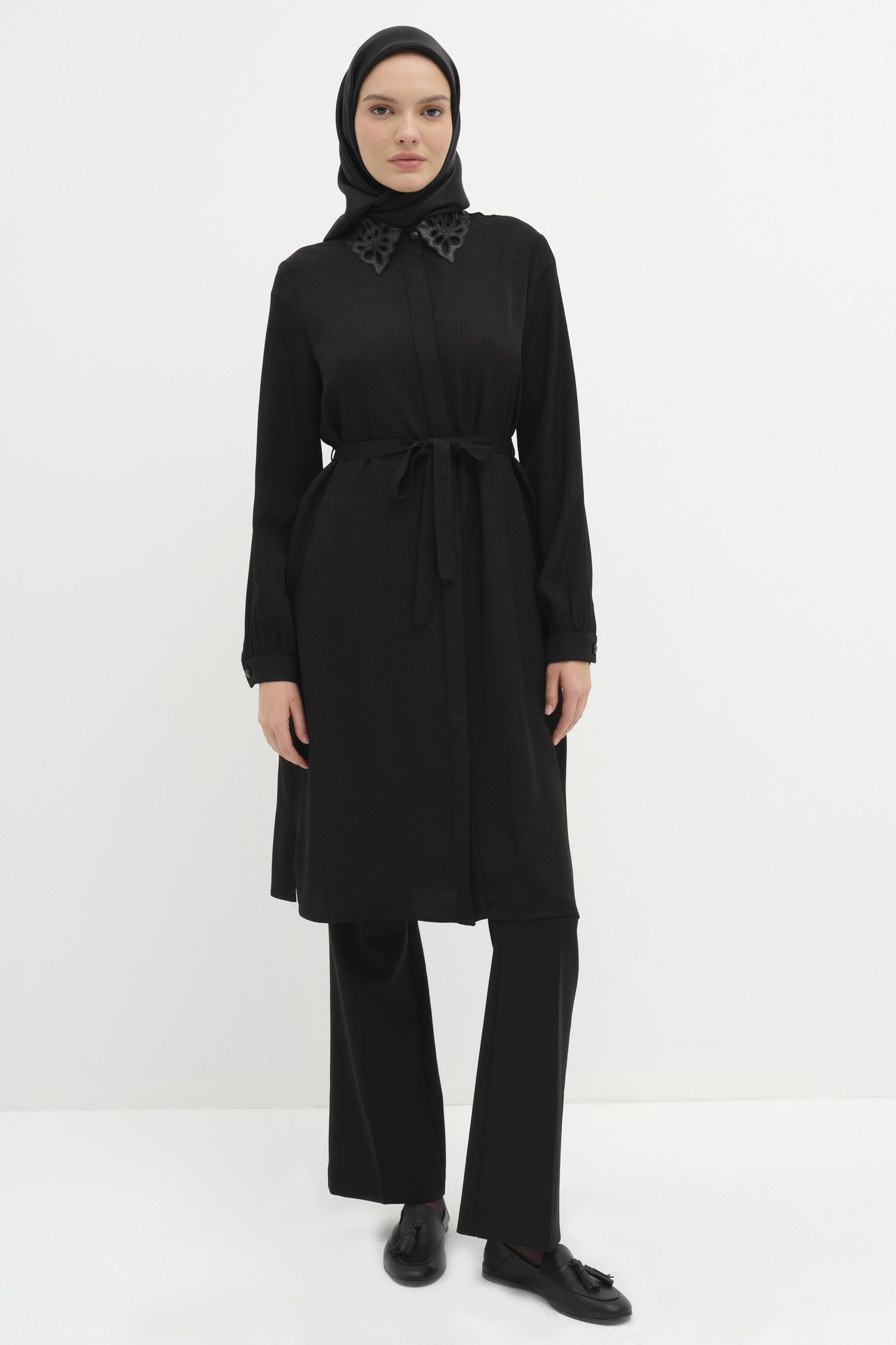 Yaka Garni Nakışlı Tunik - Siyah TUGBA