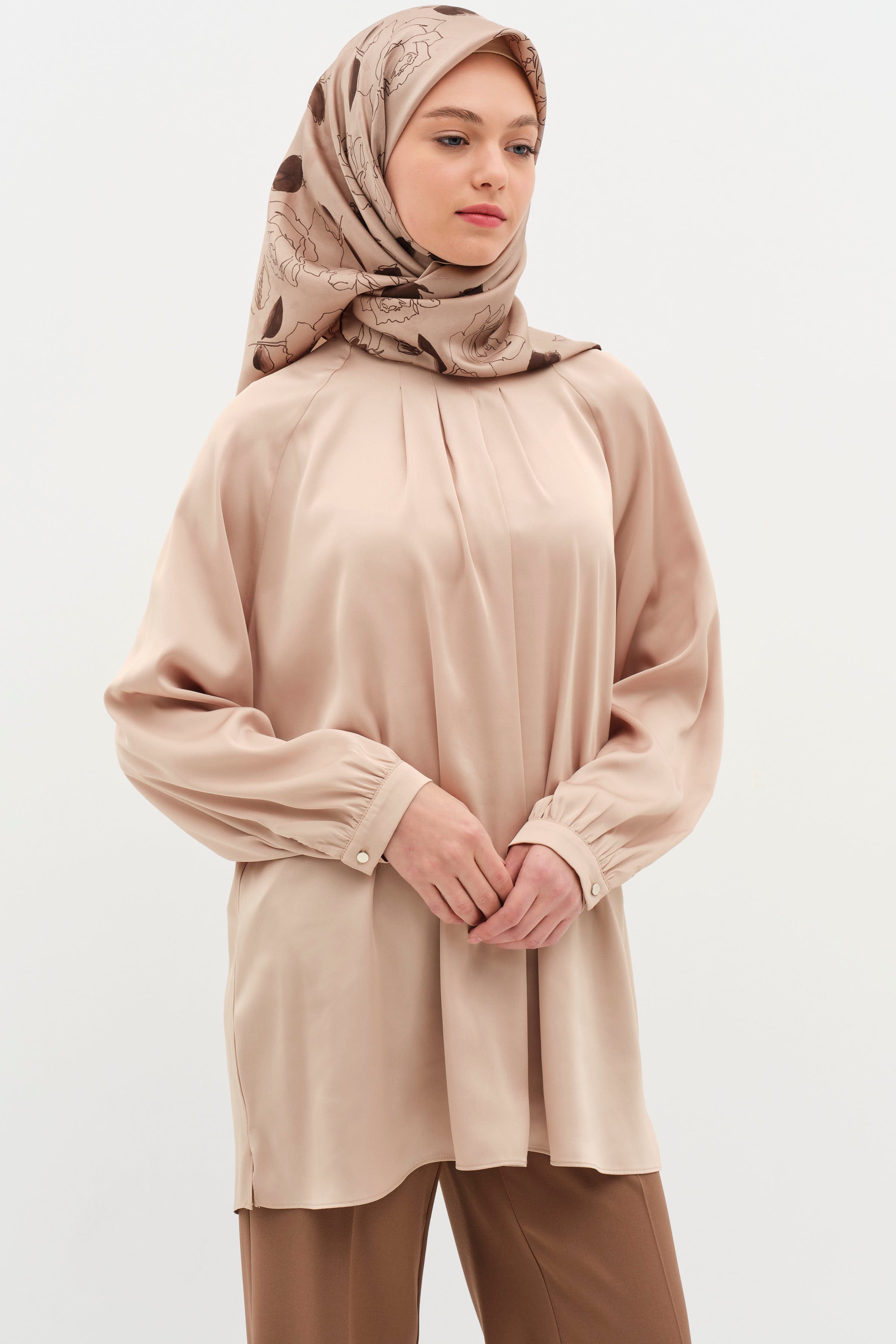 Yaka Pile Detaylı Bluz - Bej TUGBA