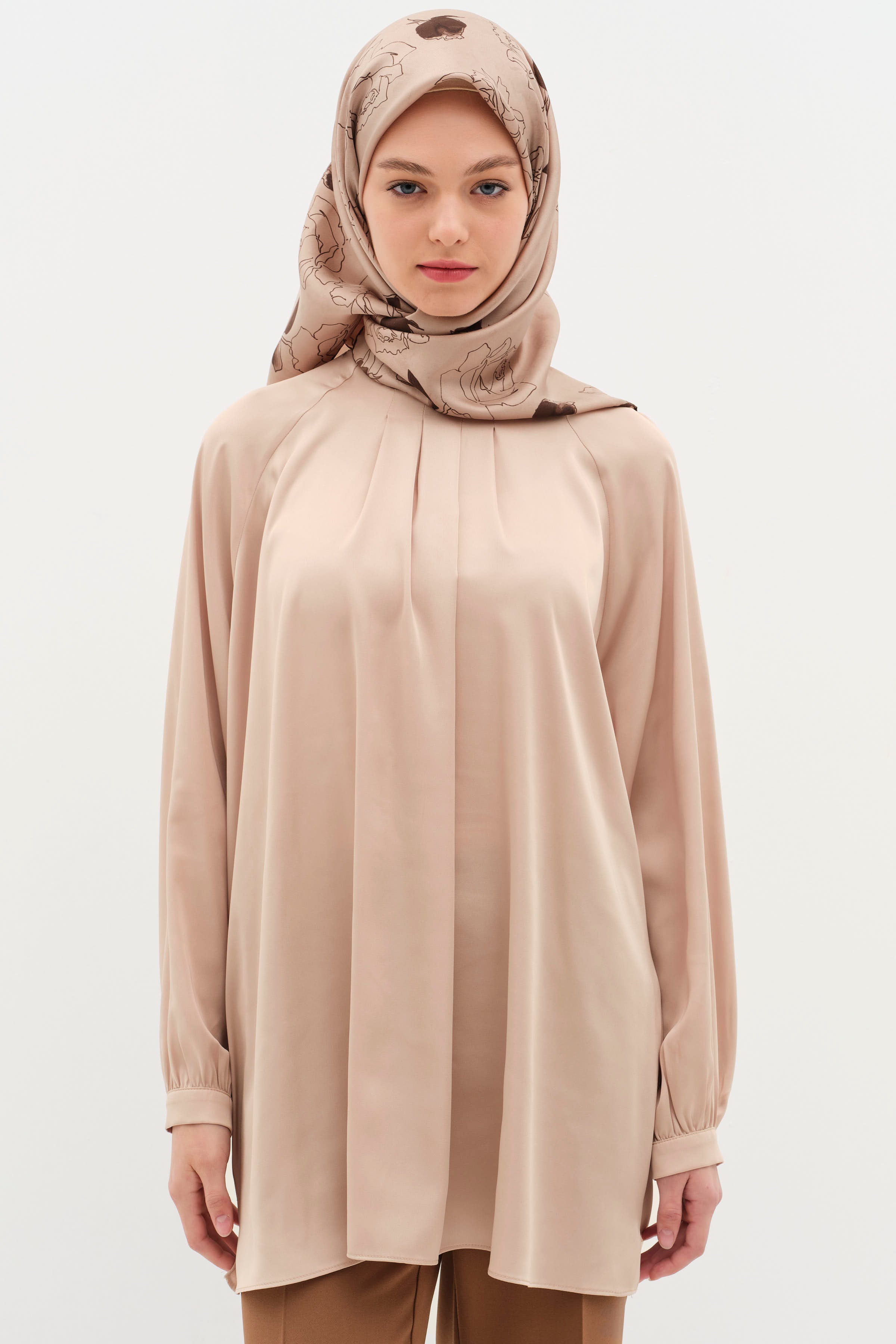 Yaka Pile Detaylı Bluz - Bej TUGBA