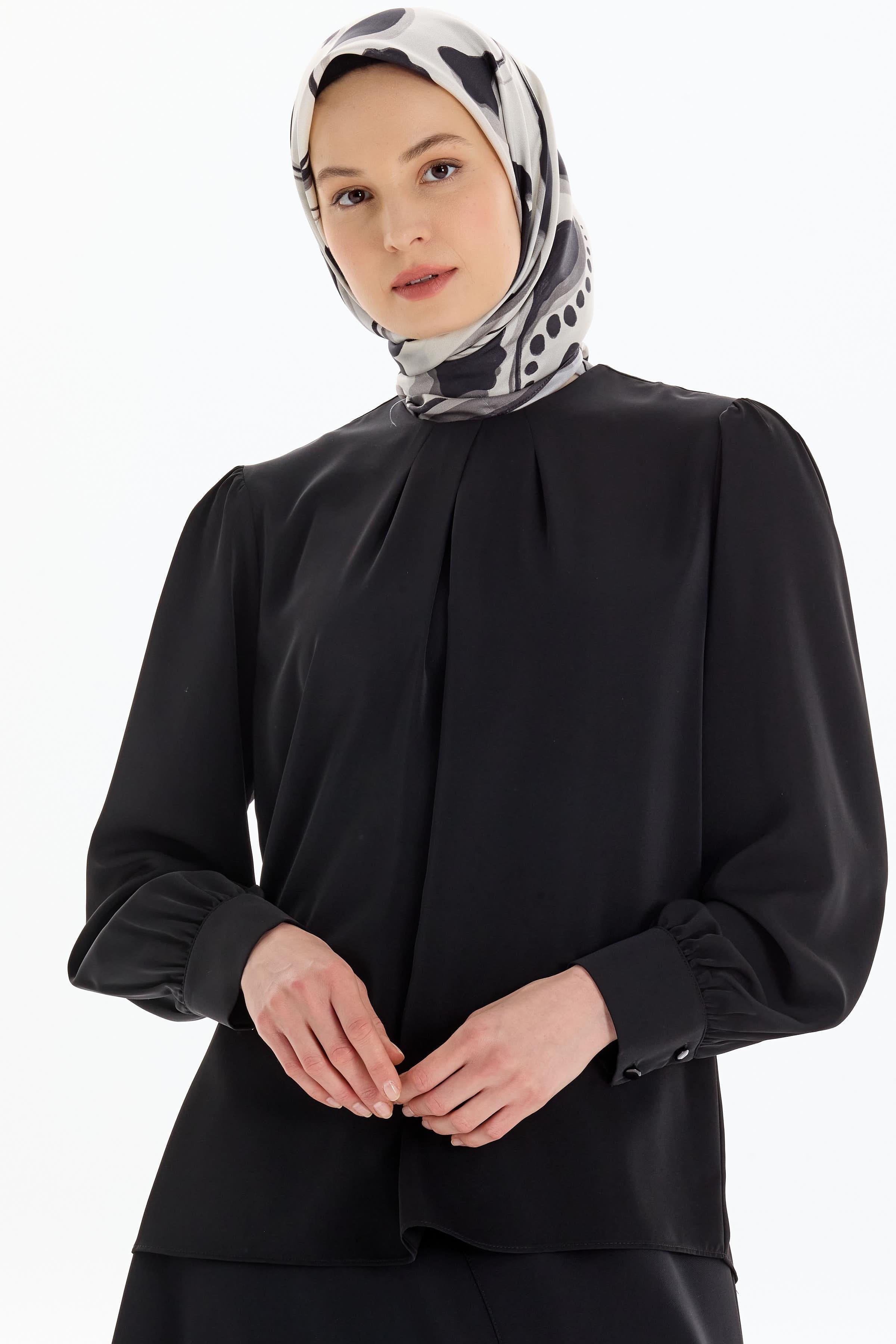 Yaka Pile Detaylı Bluz - Siyah TUGBA