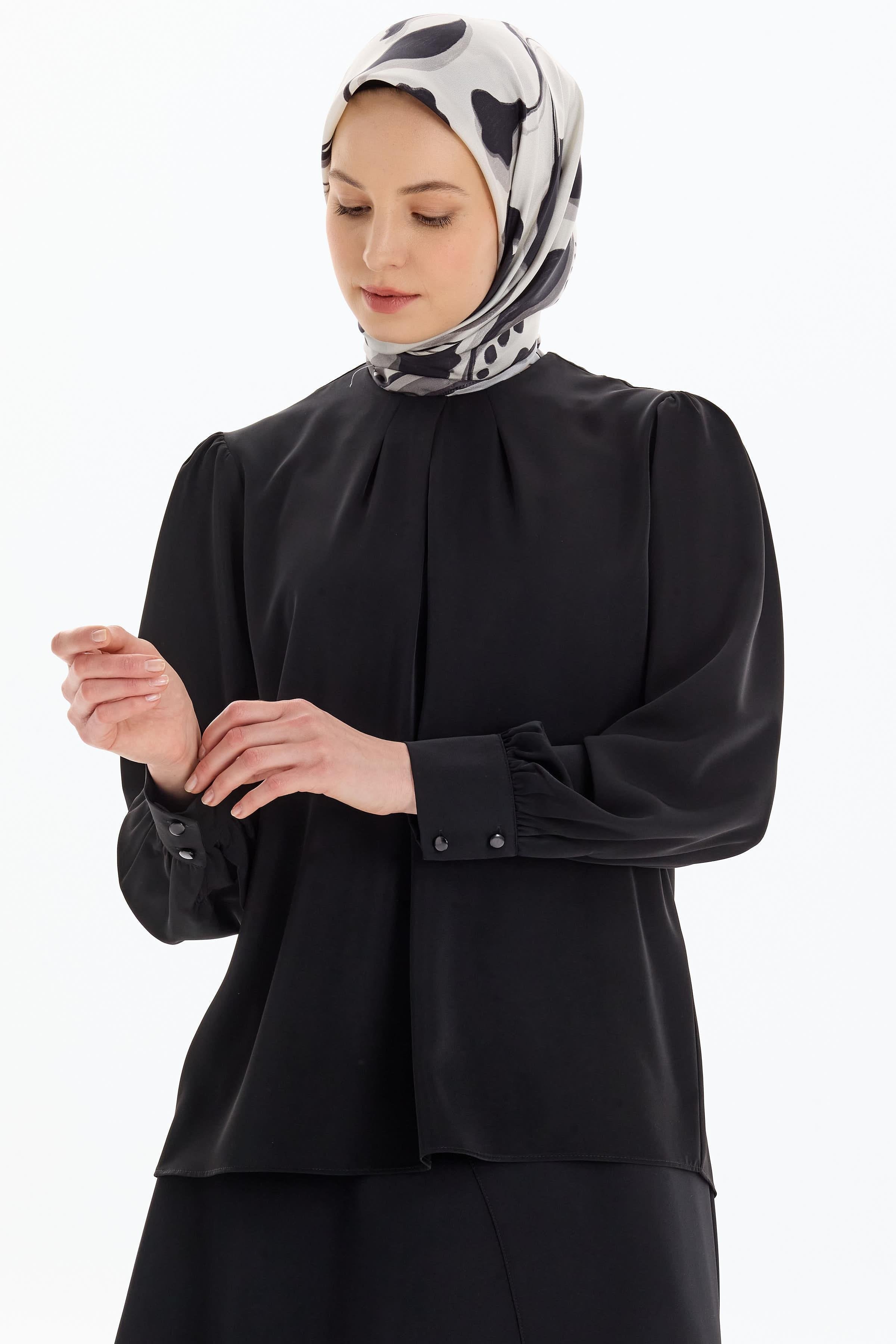 Yaka Pile Detaylı Bluz - Siyah TUGBA