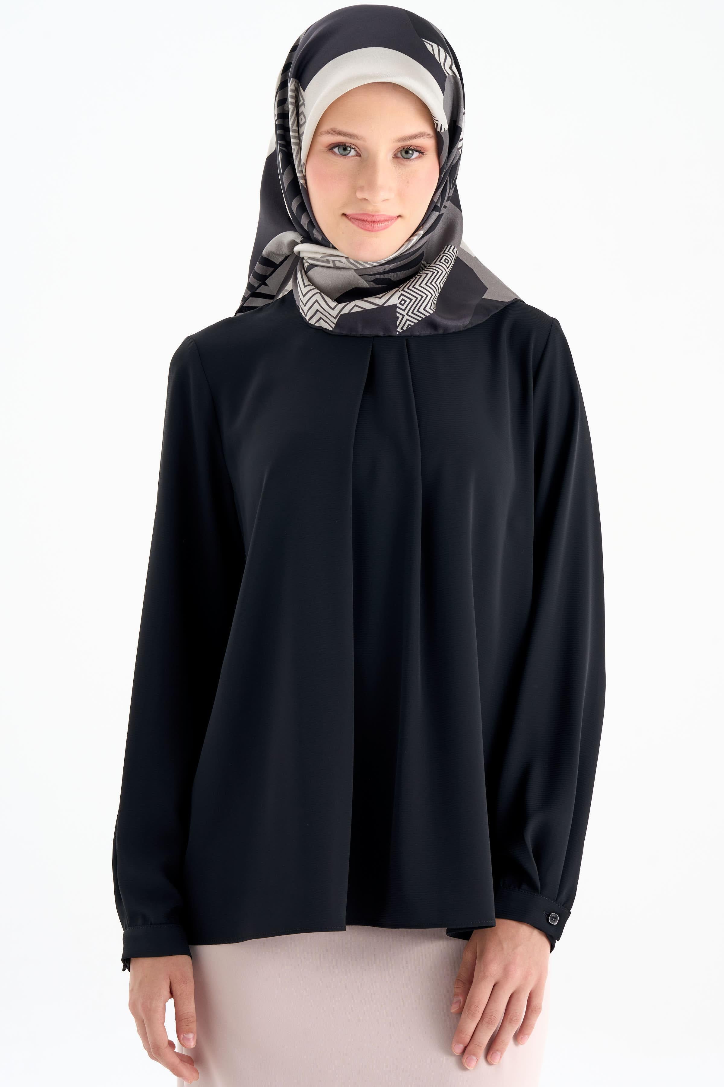 Yaka Pile Detaylı Bluz - Siyah TUGBA