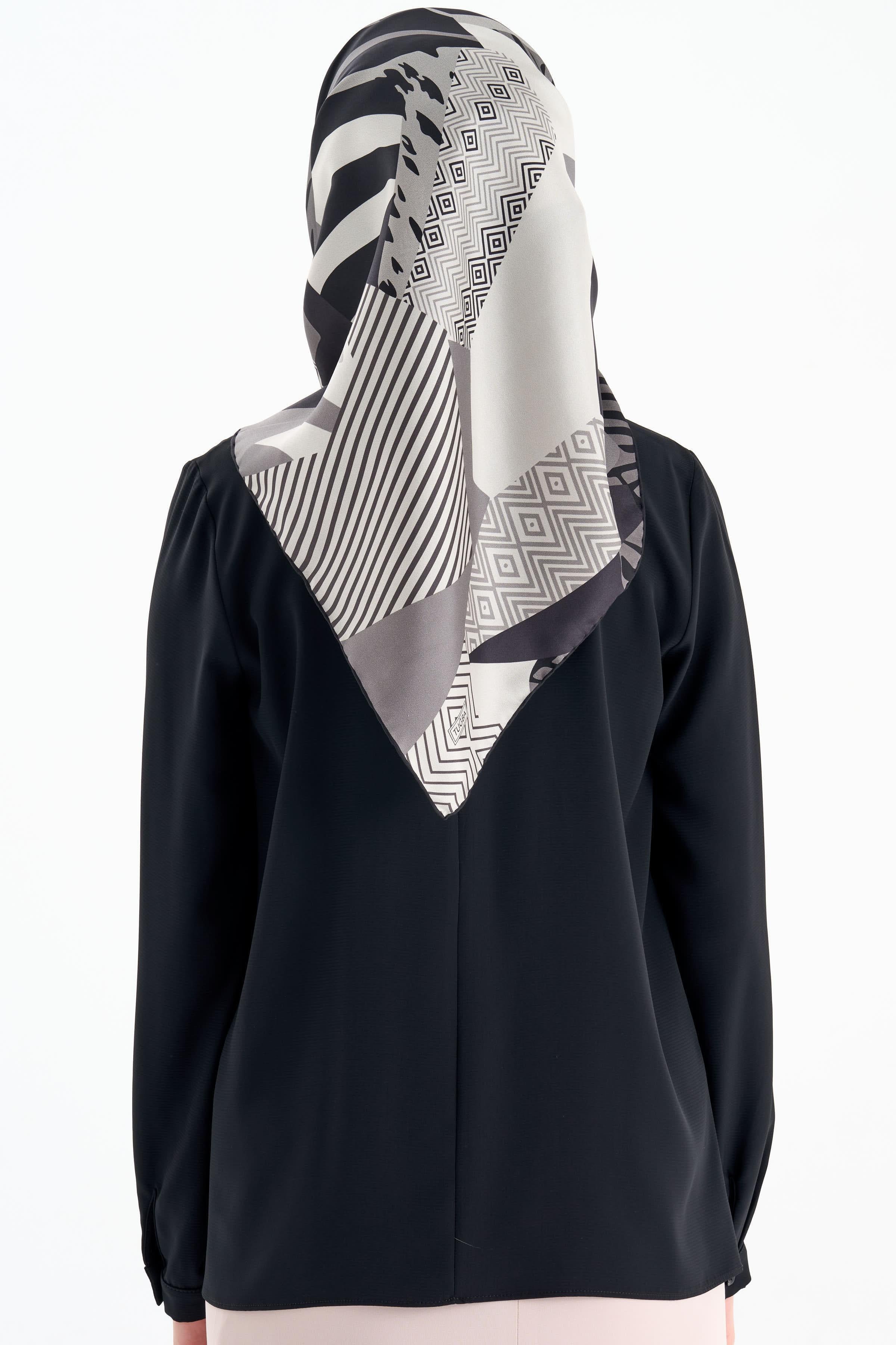 Yaka Pile Detaylı Bluz - Siyah TUGBA