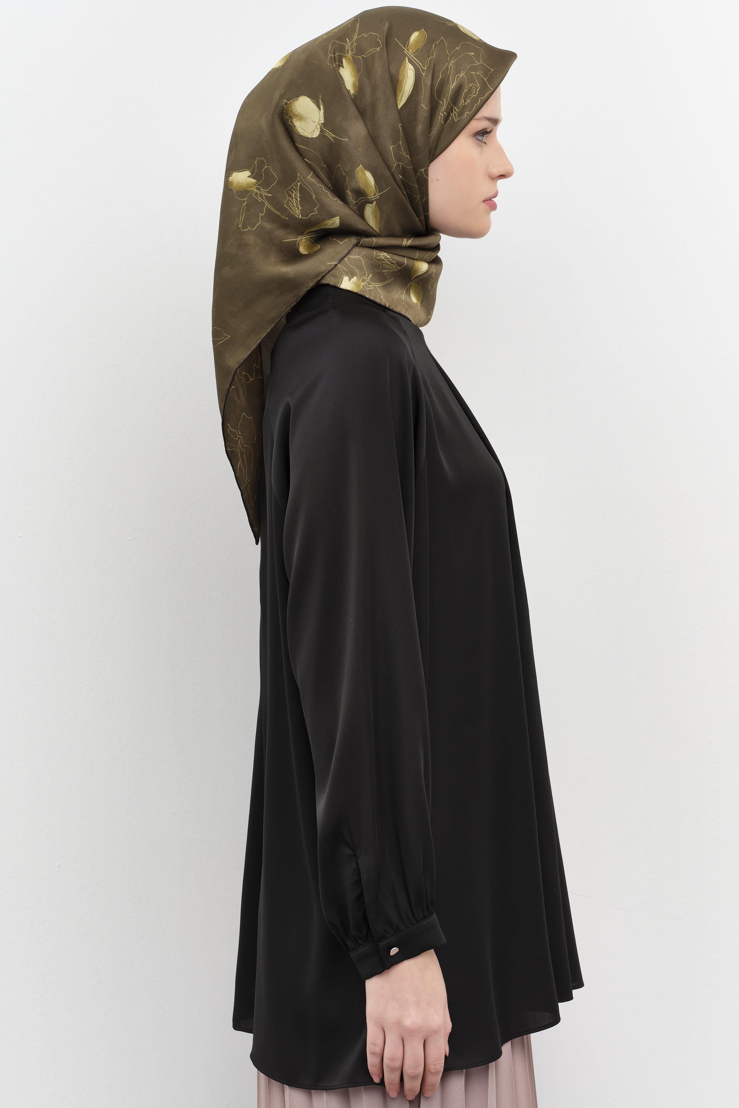 Yaka Pile Detaylı Bluz - Siyah TUGBA