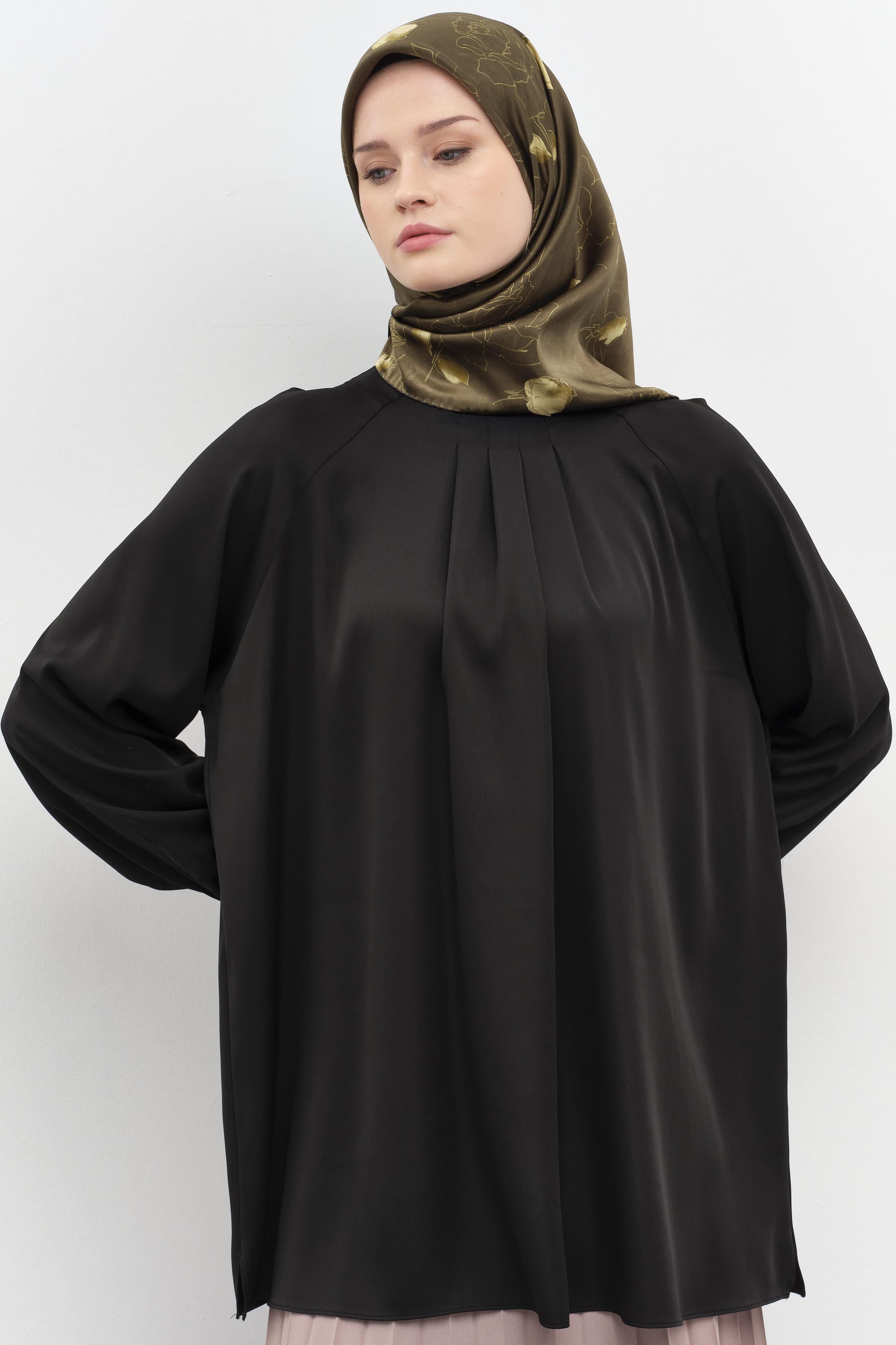 Yaka Pile Detaylı Bluz - Siyah TUGBA