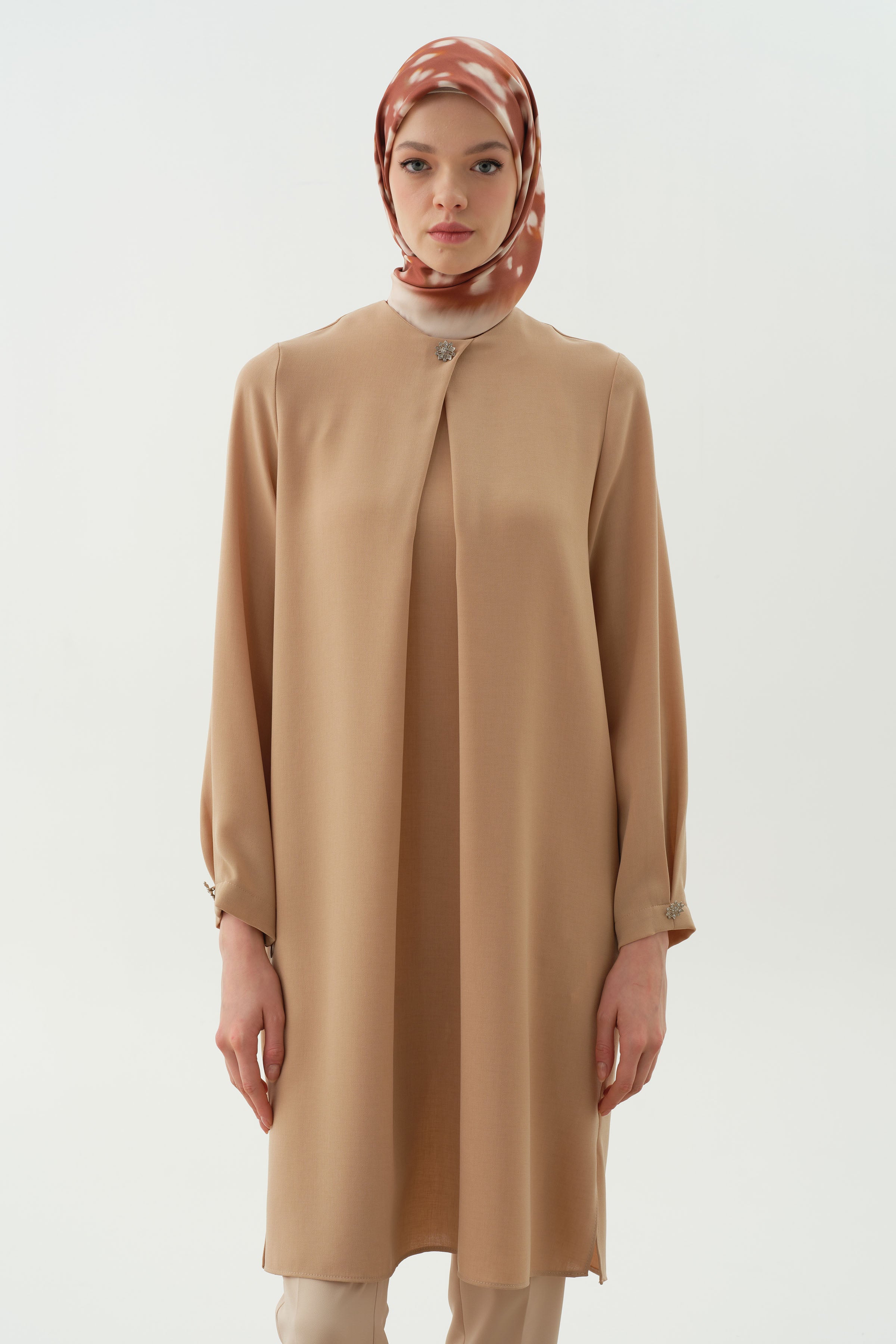 Yaka ve Kolları Pile Broş Detaylı Tunik - Bej TUGBA