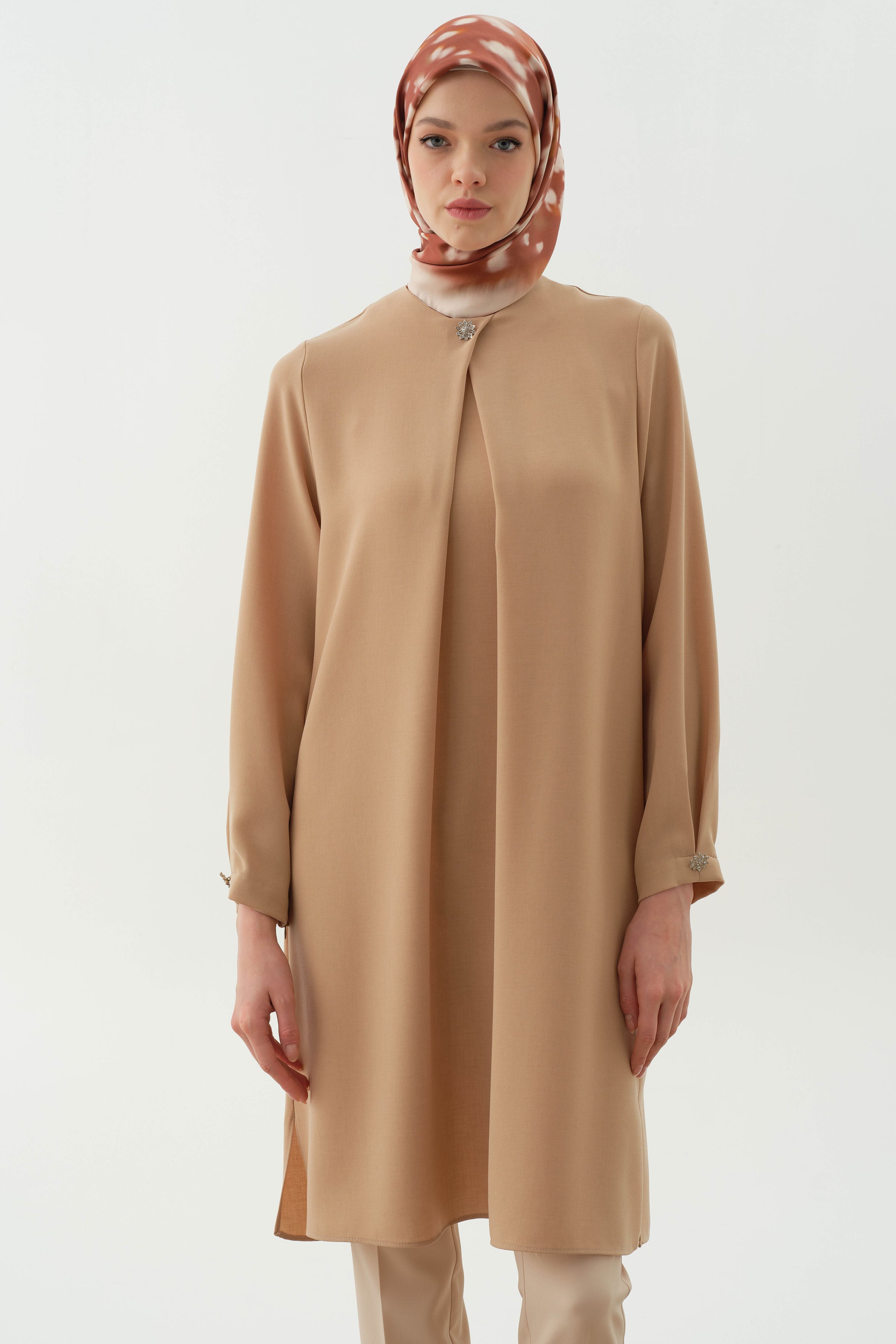 Yaka ve Kolları Pile Broş Detaylı Tunik - Bej TUGBA