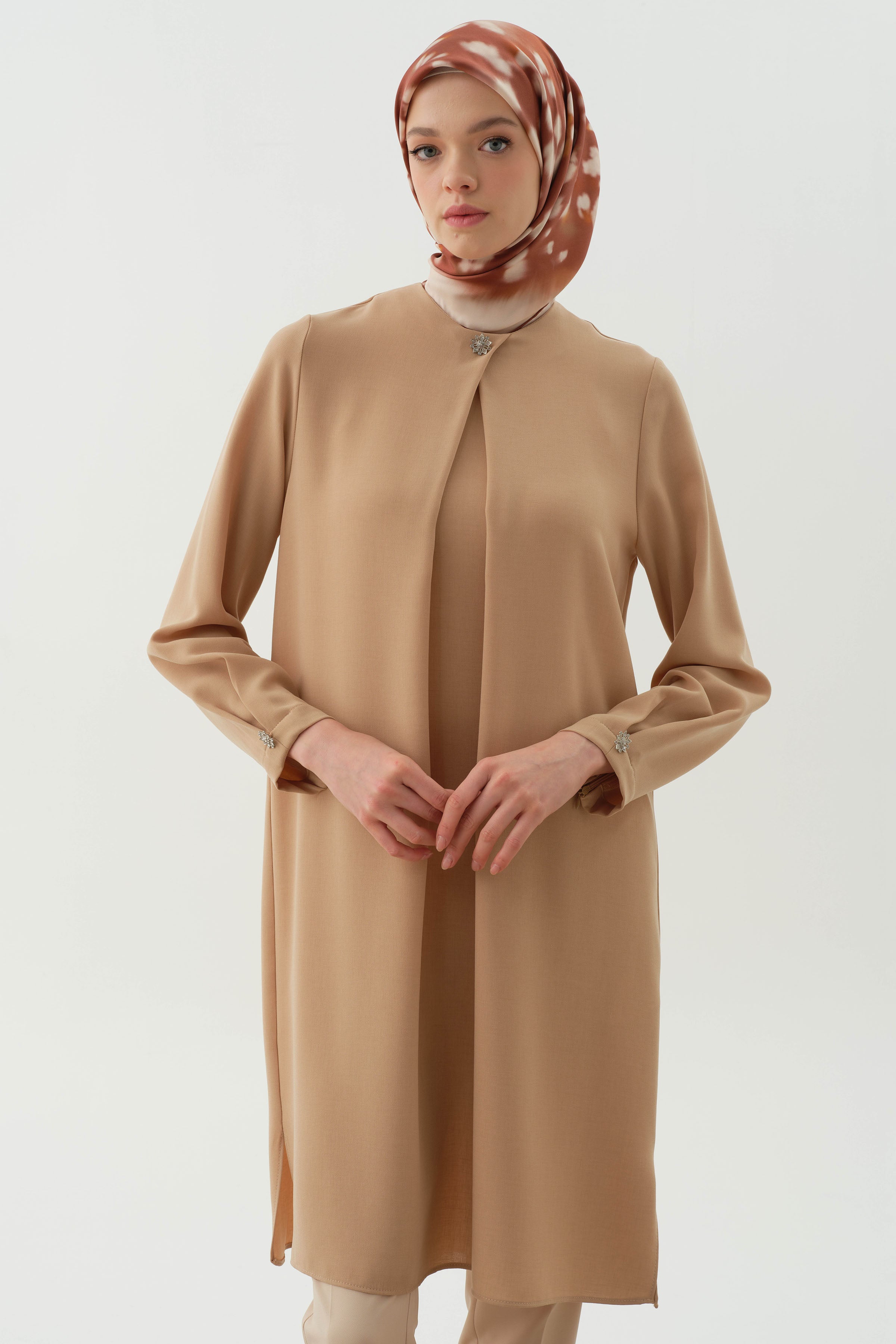 Yaka ve Kolları Pile Broş Detaylı Tunik - Bej TUGBA