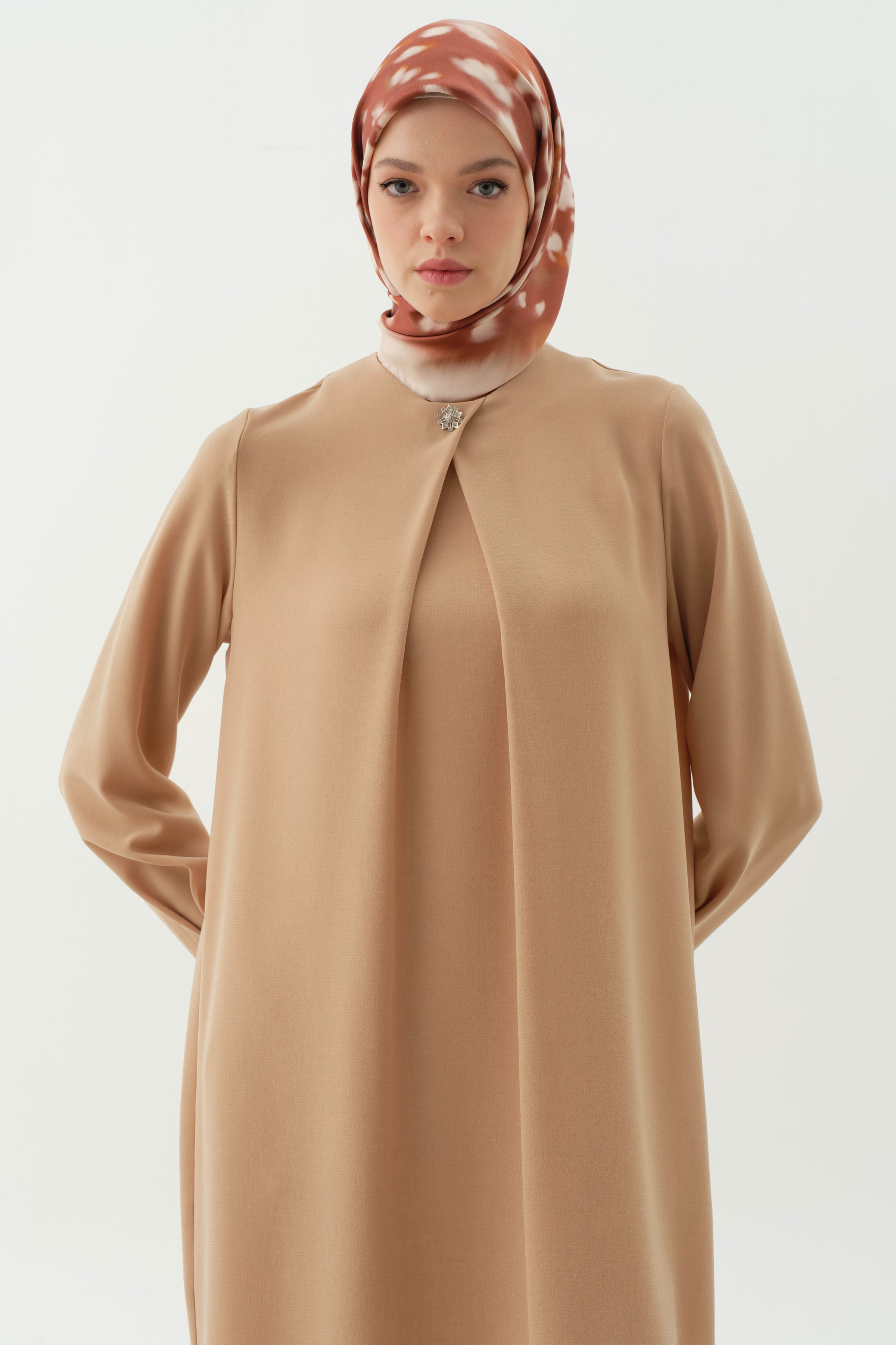 Yaka ve Kolları Pile Broş Detaylı Tunik - Bej TUGBA