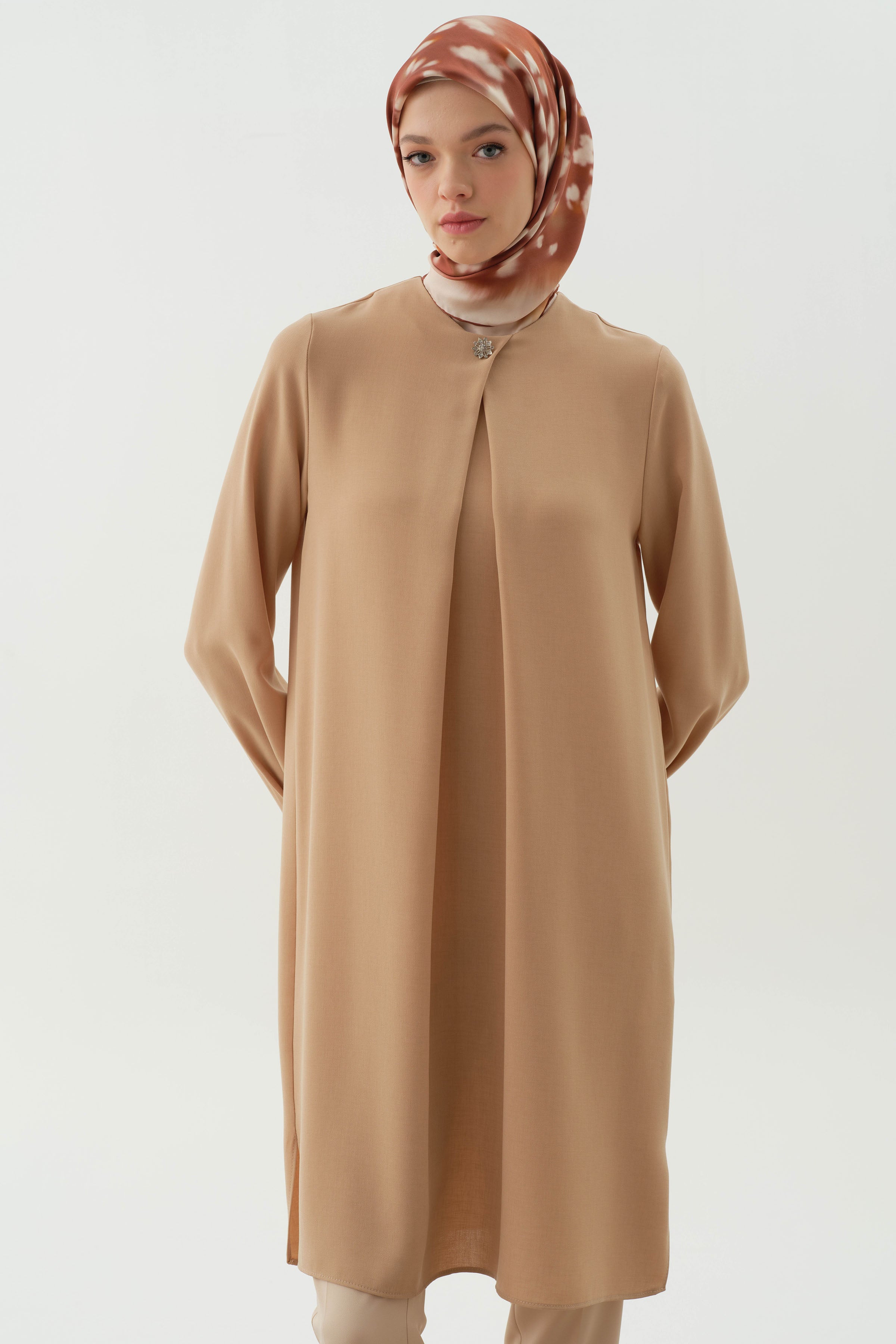 Yaka ve Kolları Pile Broş Detaylı Tunik - Bej TUGBA