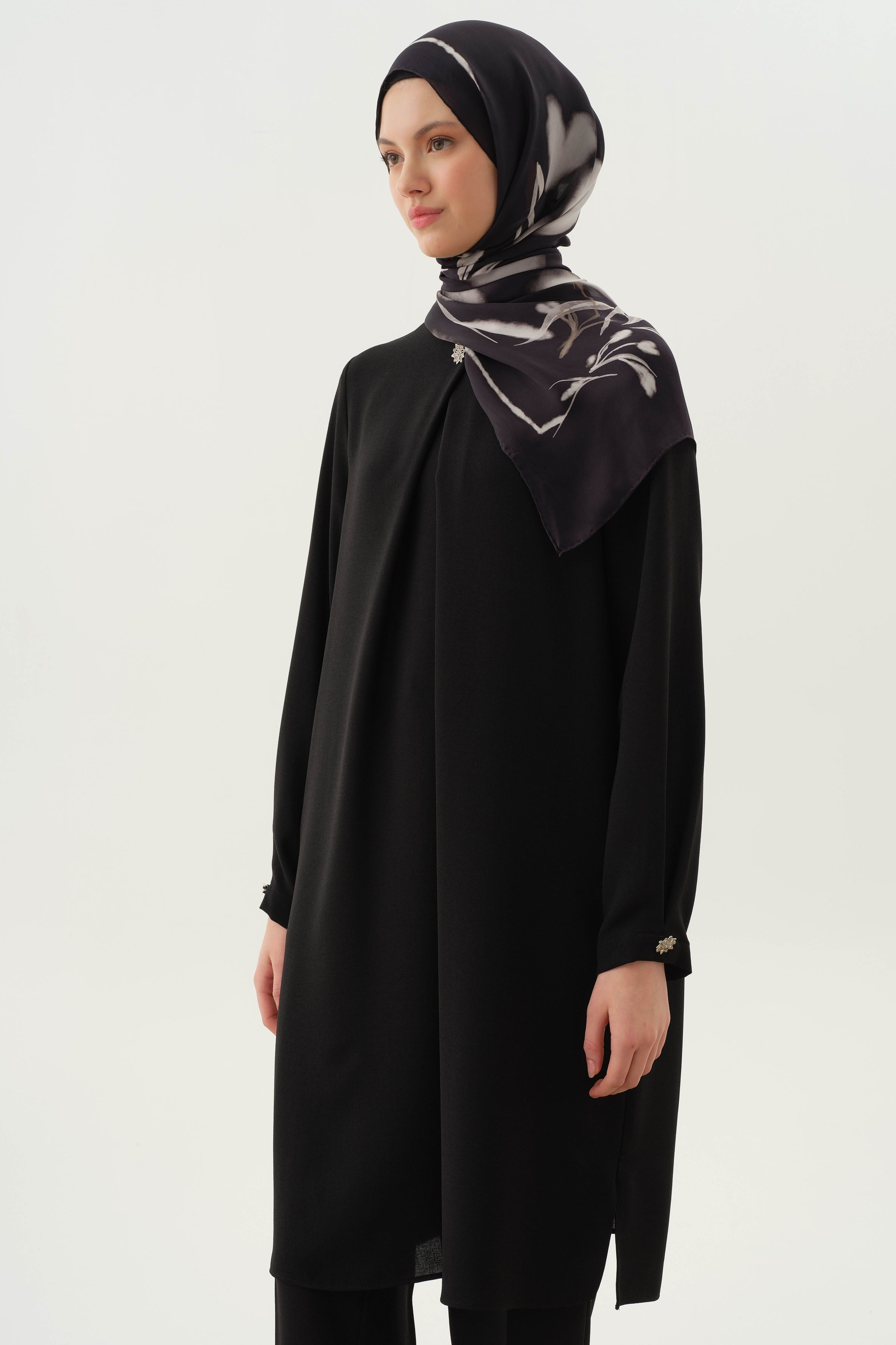 Yaka ve Kolları Pile Broş Detaylı Tunik - Siyah TUGBA