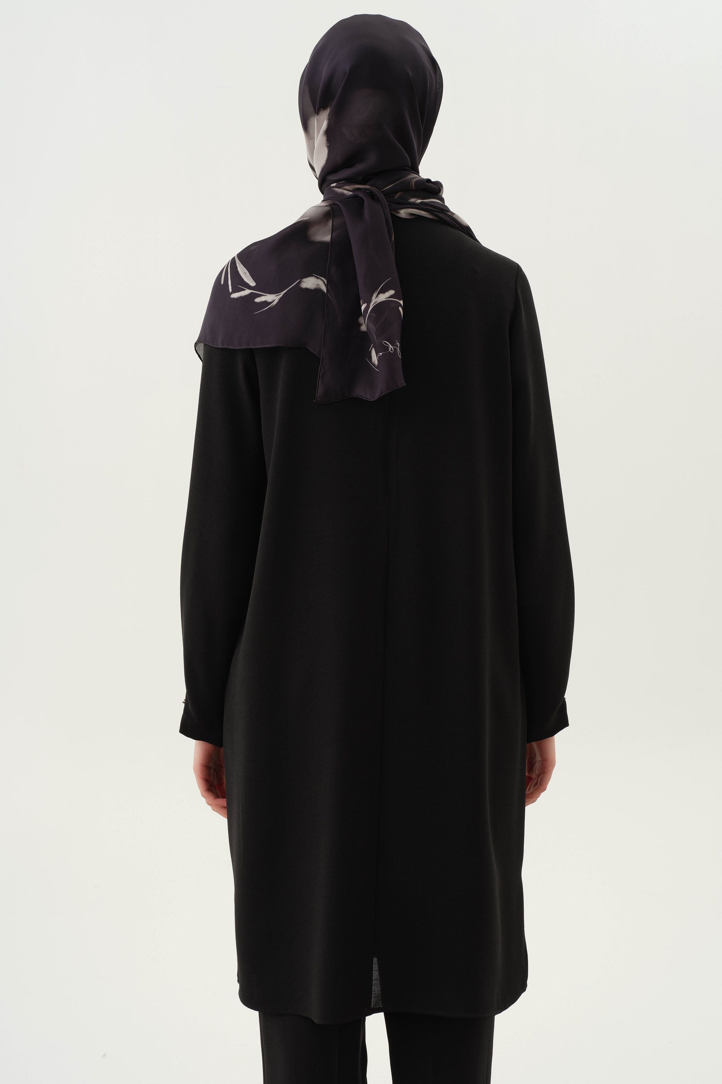 Yaka ve Kolları Pile Broş Detaylı Tunik - Siyah TUGBA