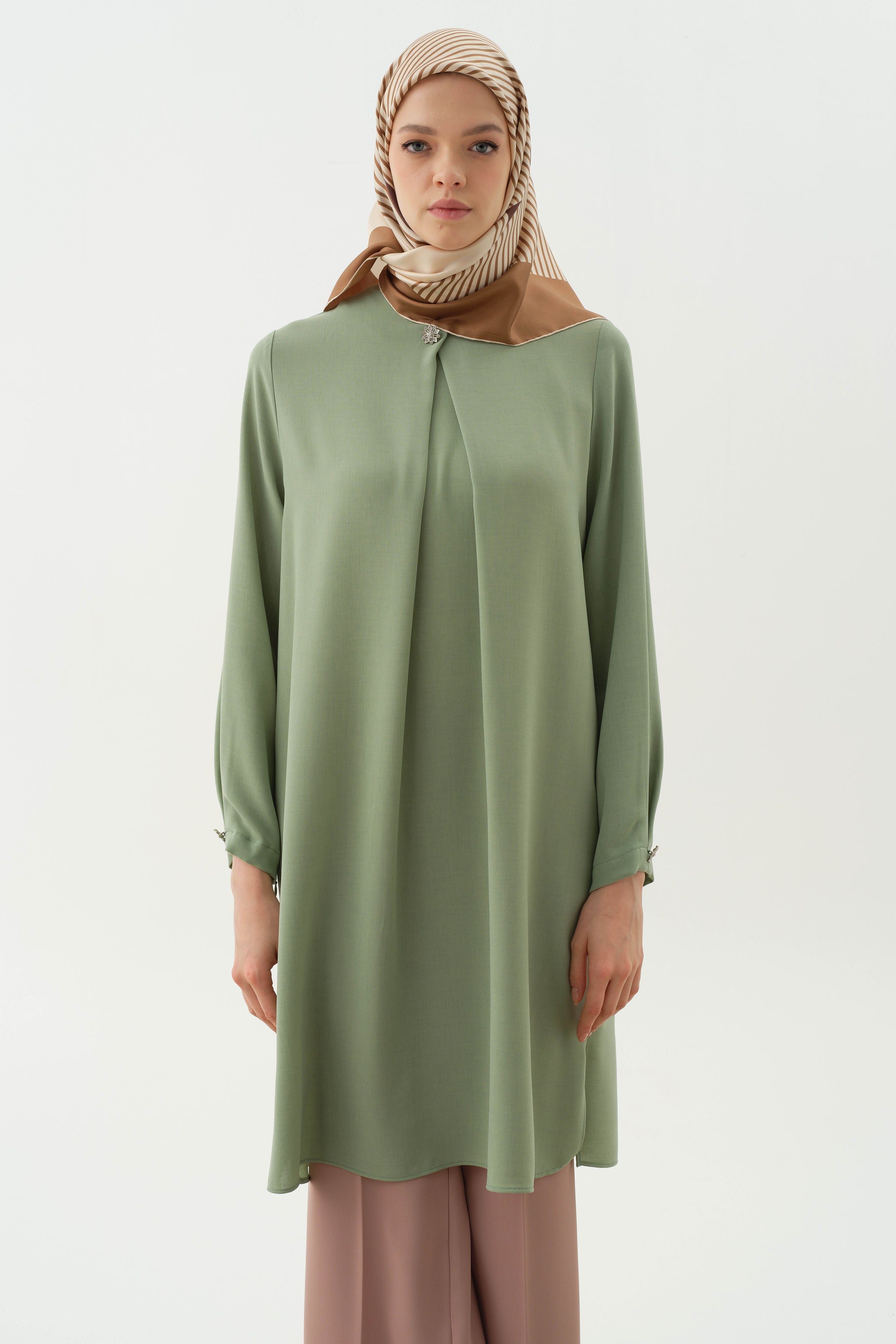 Yaka ve Kolları Pile Broş Detaylı Tunik - Su Yeşili TUGBA