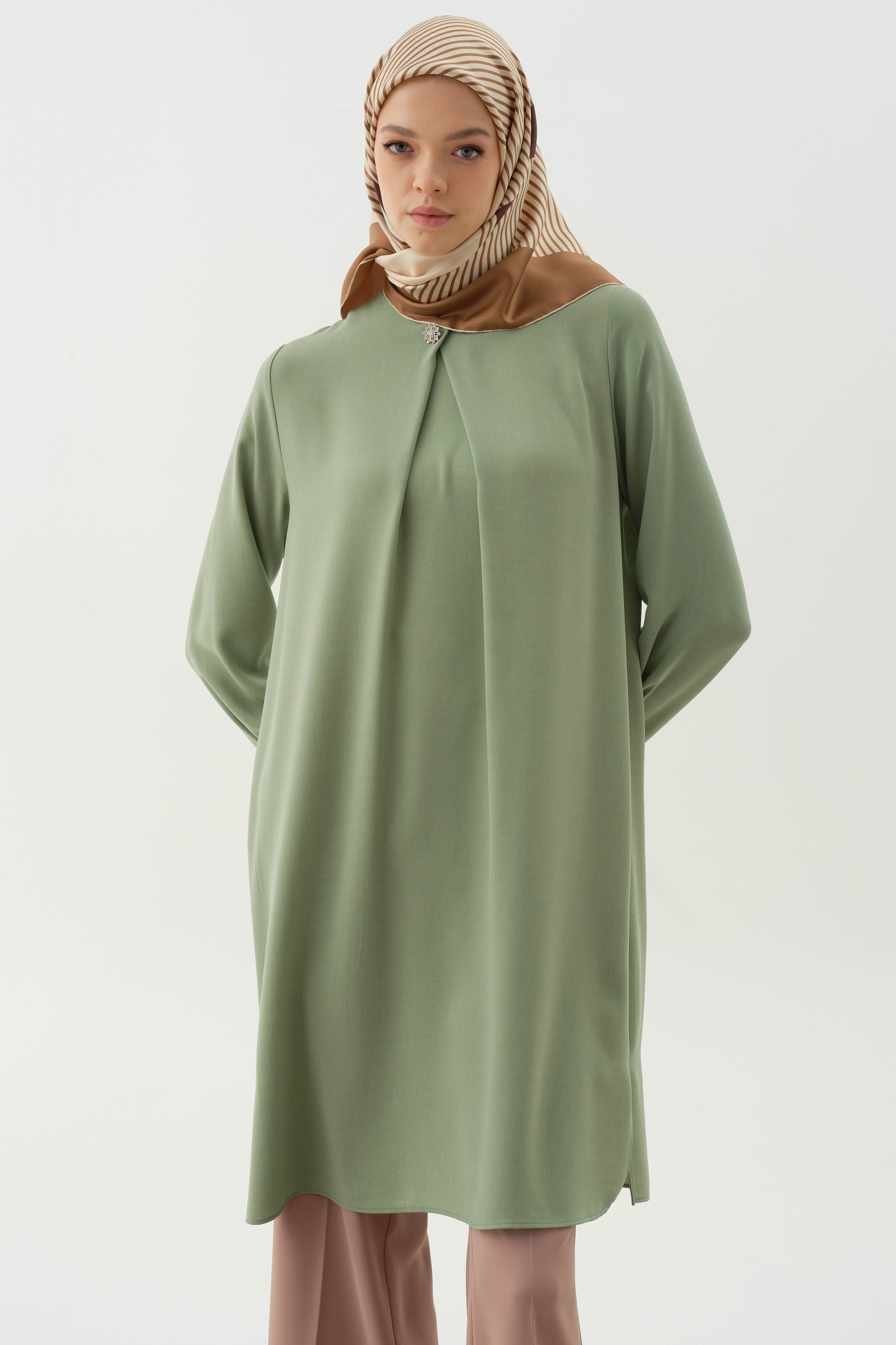 Yaka ve Kolları Pile Broş Detaylı Tunik - Su Yeşili TUGBA