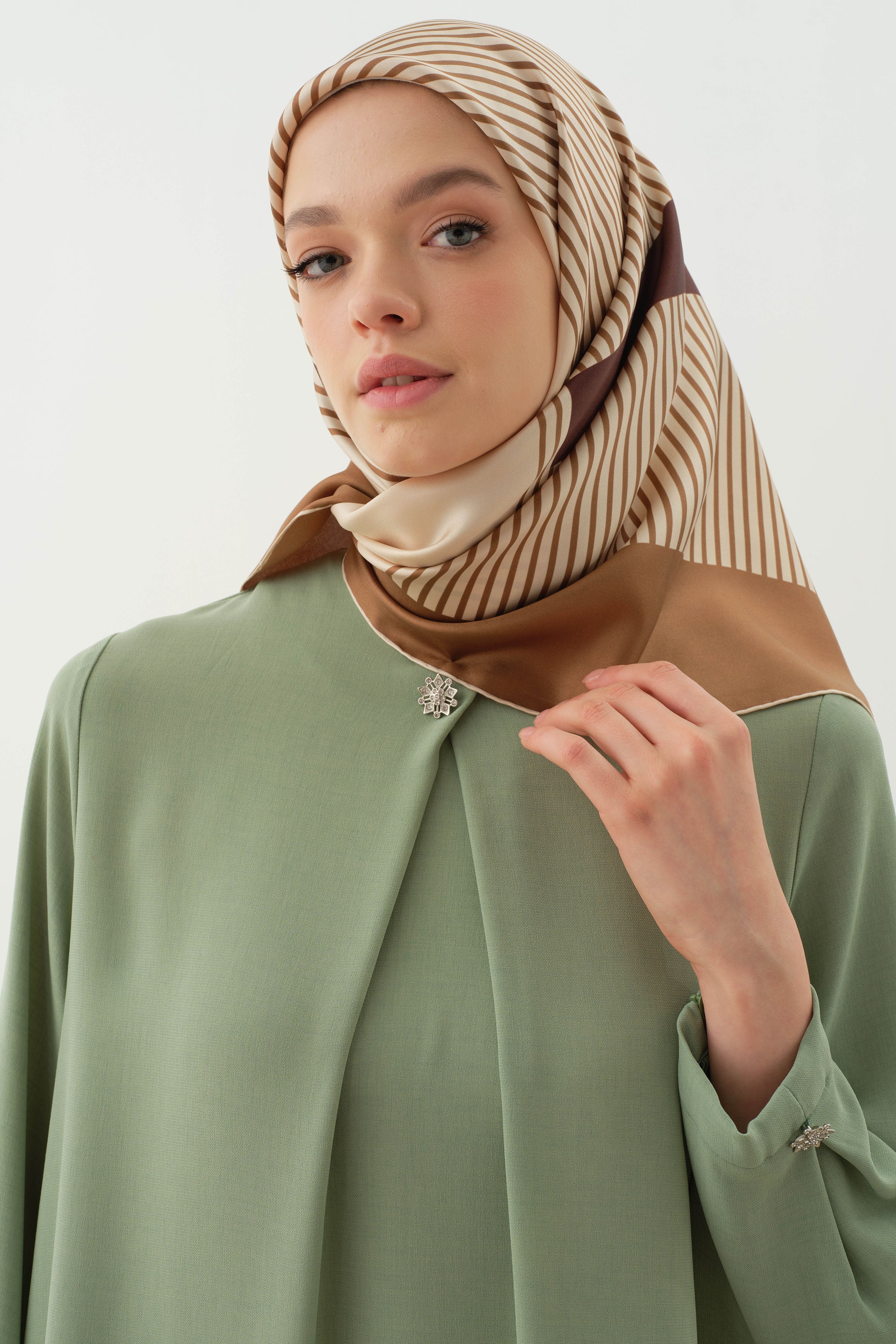 Yaka ve Kolları Pile Broş Detaylı Tunik - Su Yeşili TUGBA