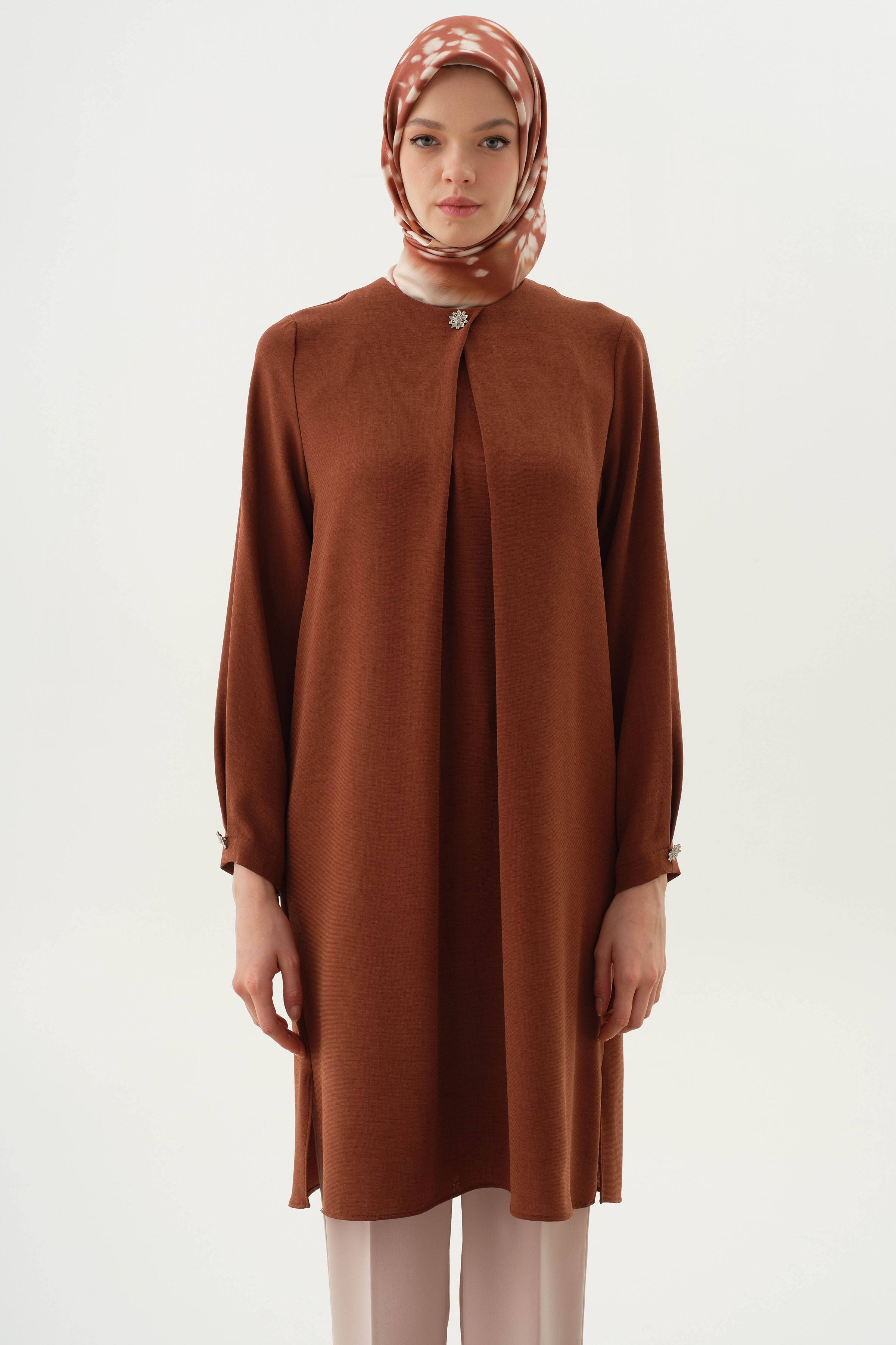 Yaka ve Kolları Pile Broş Detaylı Tunik - Taba TUGBA