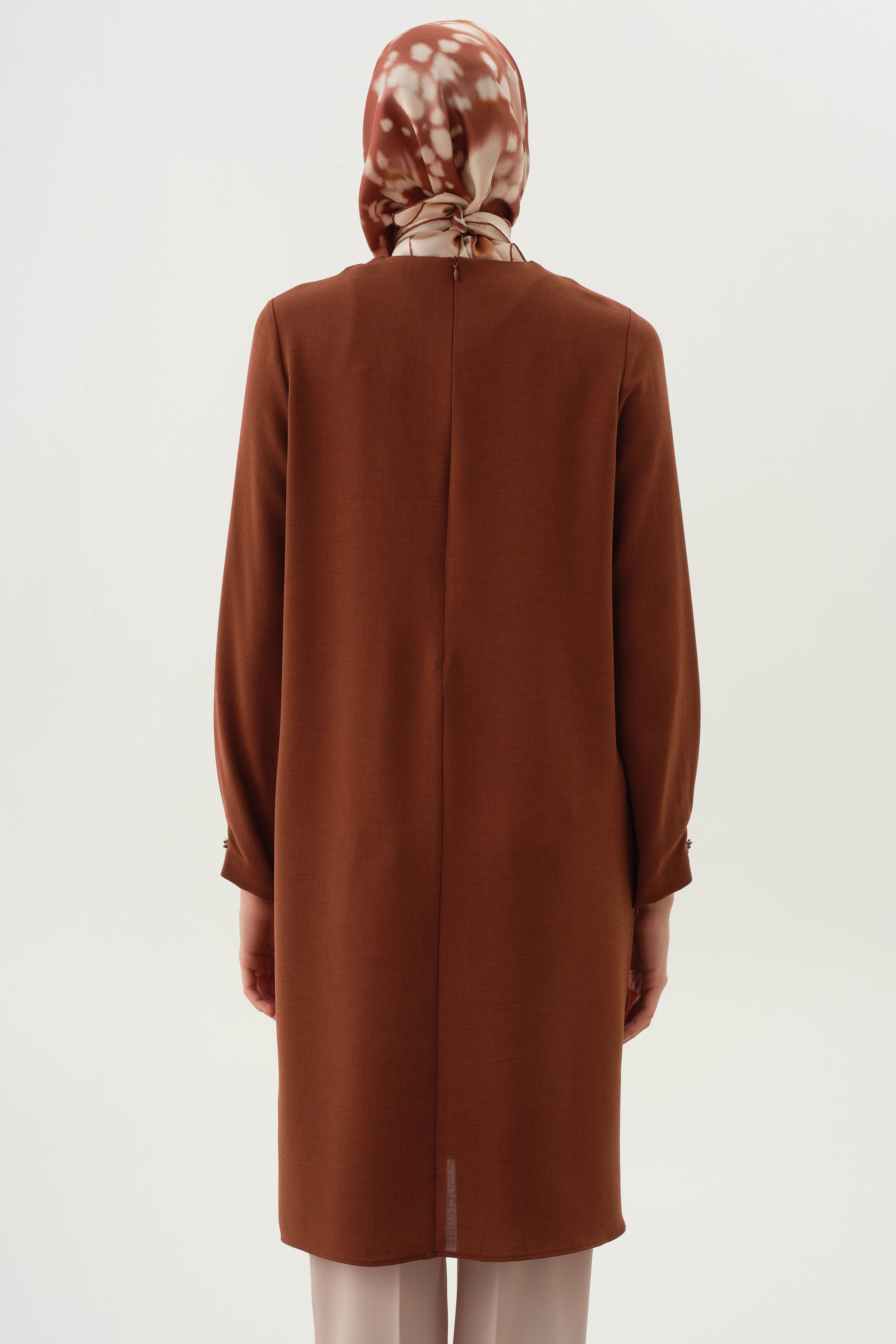 Yaka ve Kolları Pile Broş Detaylı Tunik - Taba TUGBA