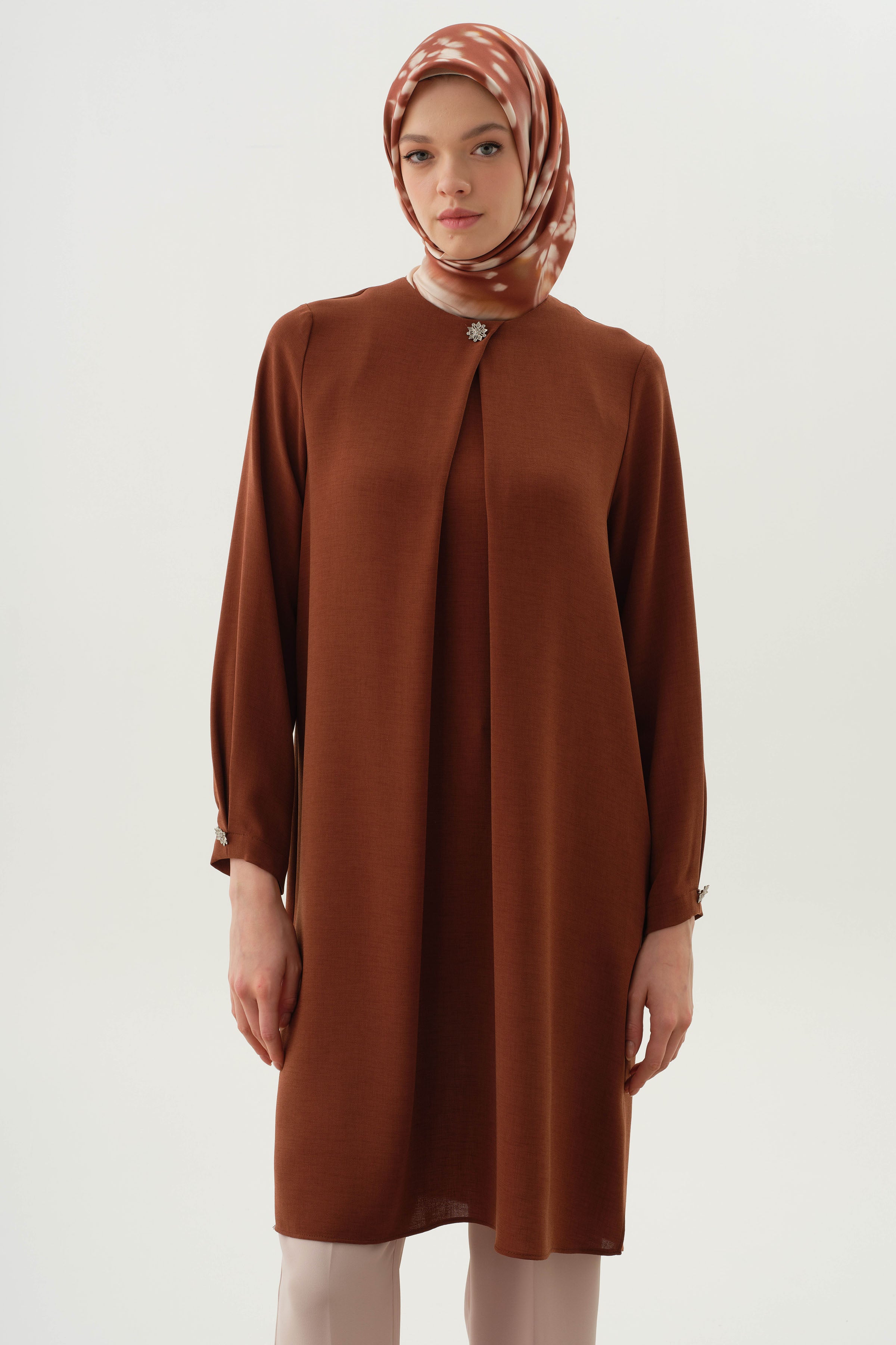 Yaka ve Kolları Pile Broş Detaylı Tunik - Taba TUGBA