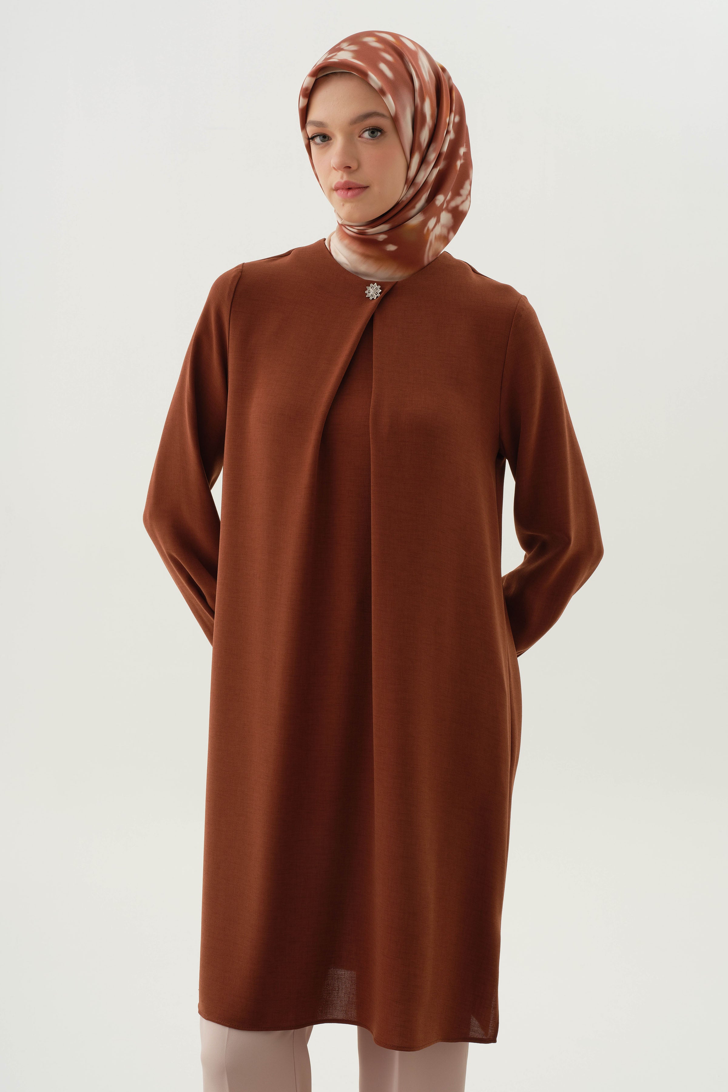 Yaka ve Kolları Pile Broş Detaylı Tunik - Taba TUGBA