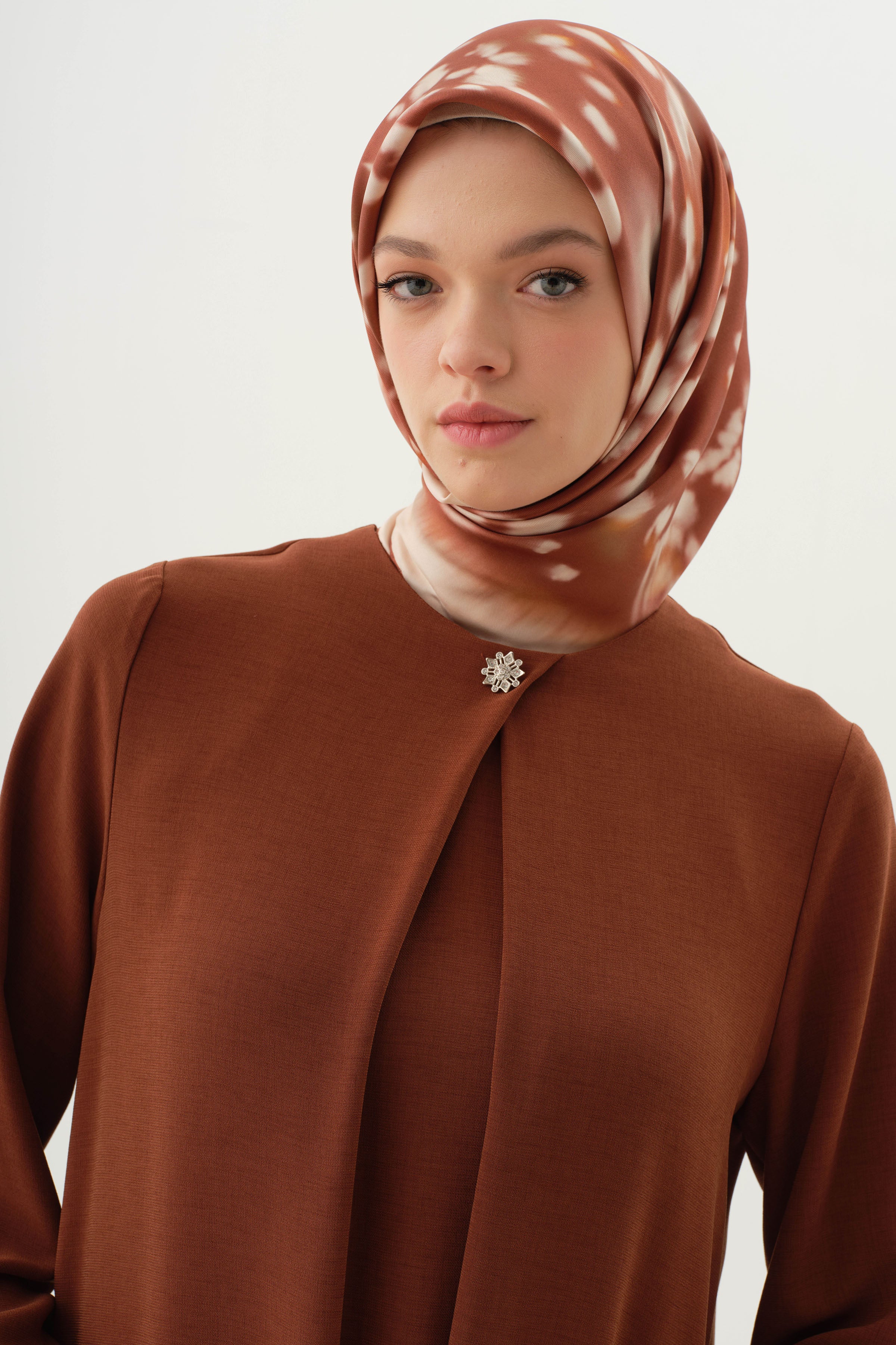 Yaka ve Kolları Pile Broş Detaylı Tunik - Taba TUGBA