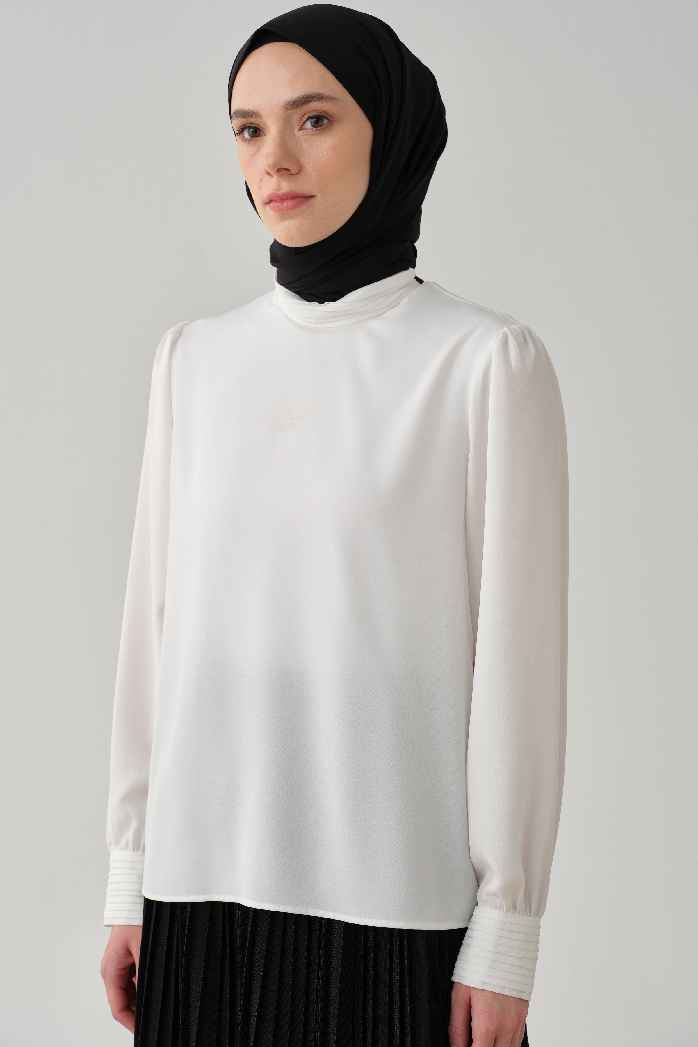 Yaka Ve Manşeti Pliseli Bluz - Ekru TUGBA