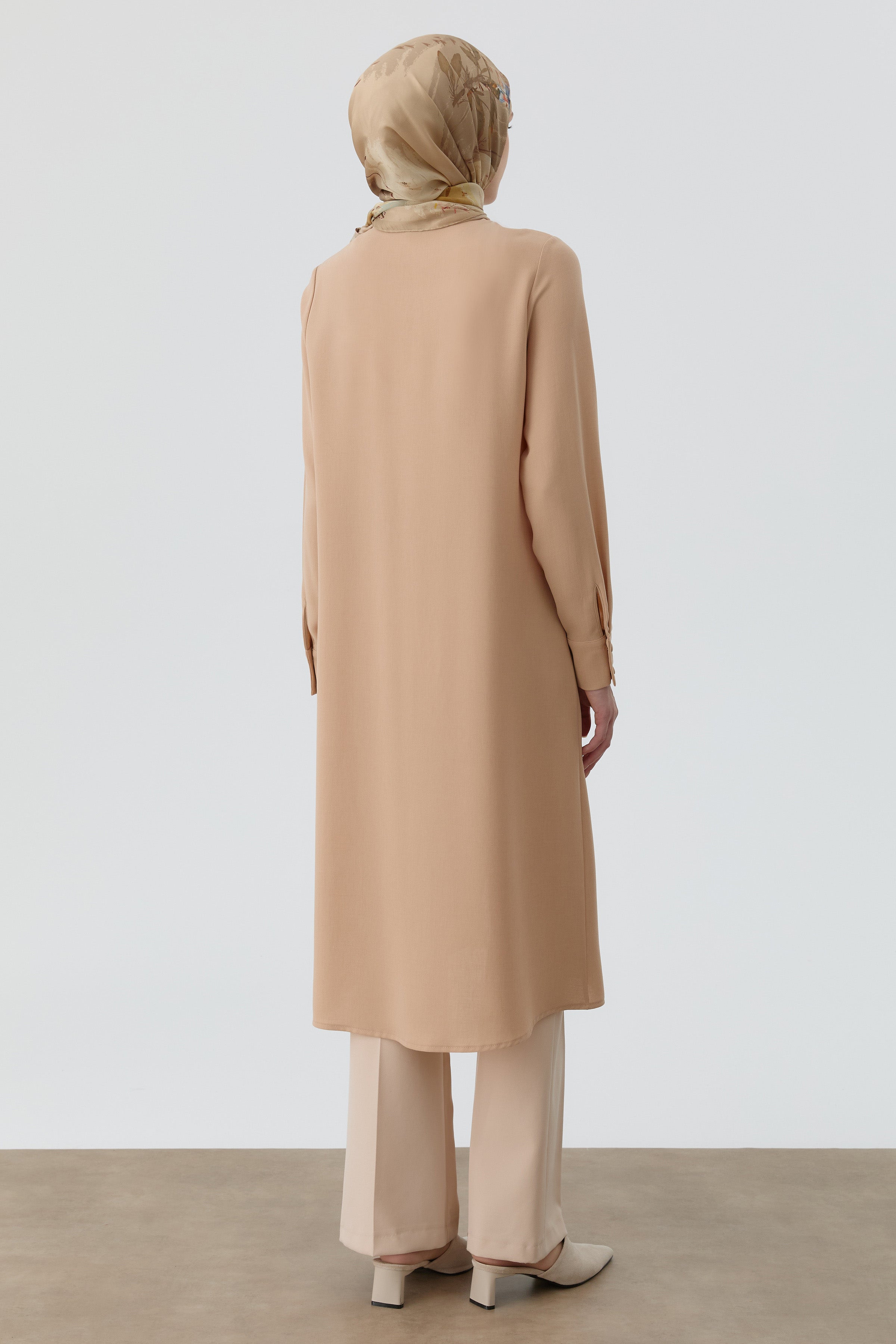 Yakası Bağcıklı Pileli Tunik - Bej TUGBA