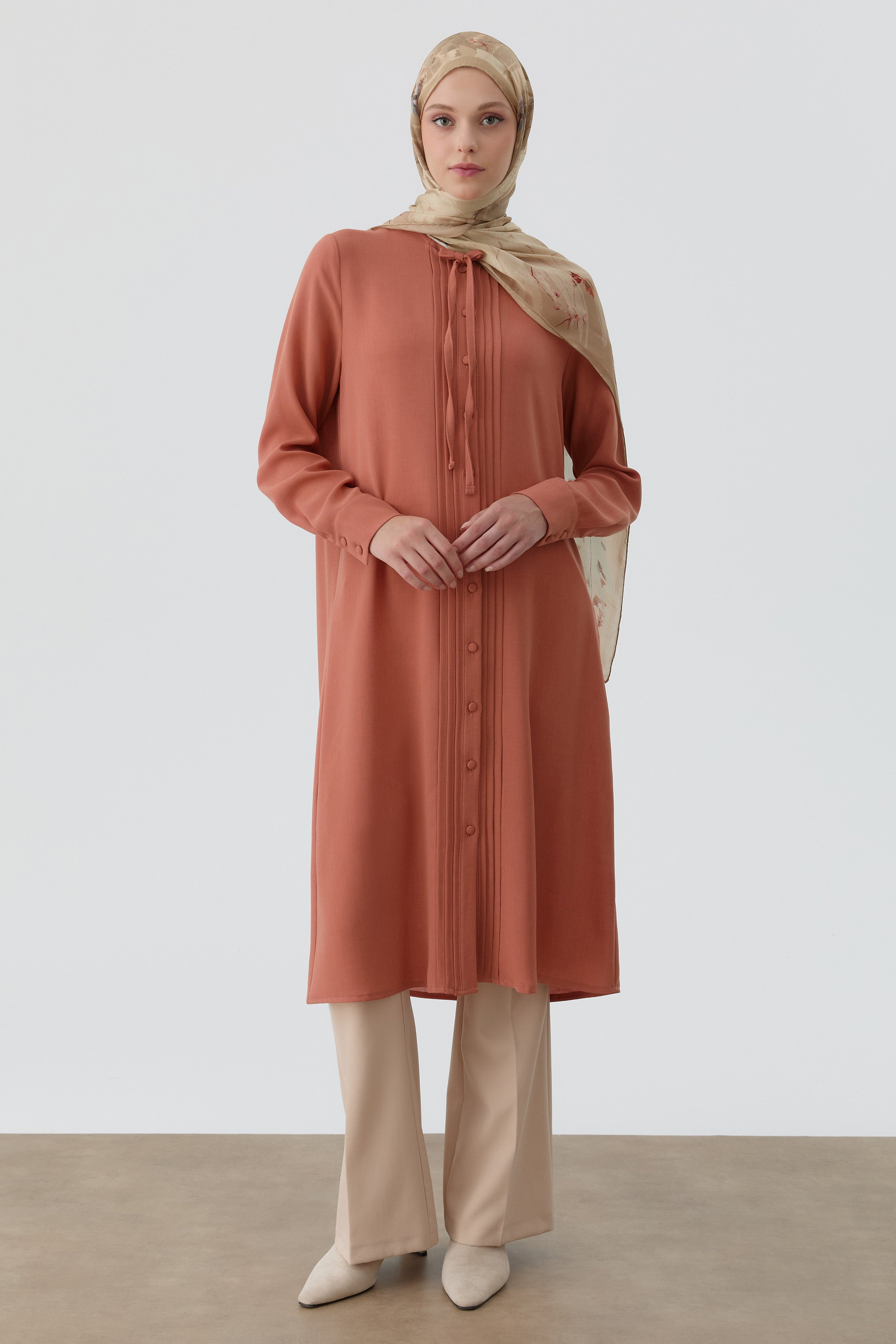 Yakası Bağcıklı Pileli Tunik - Tarçın TUGBA