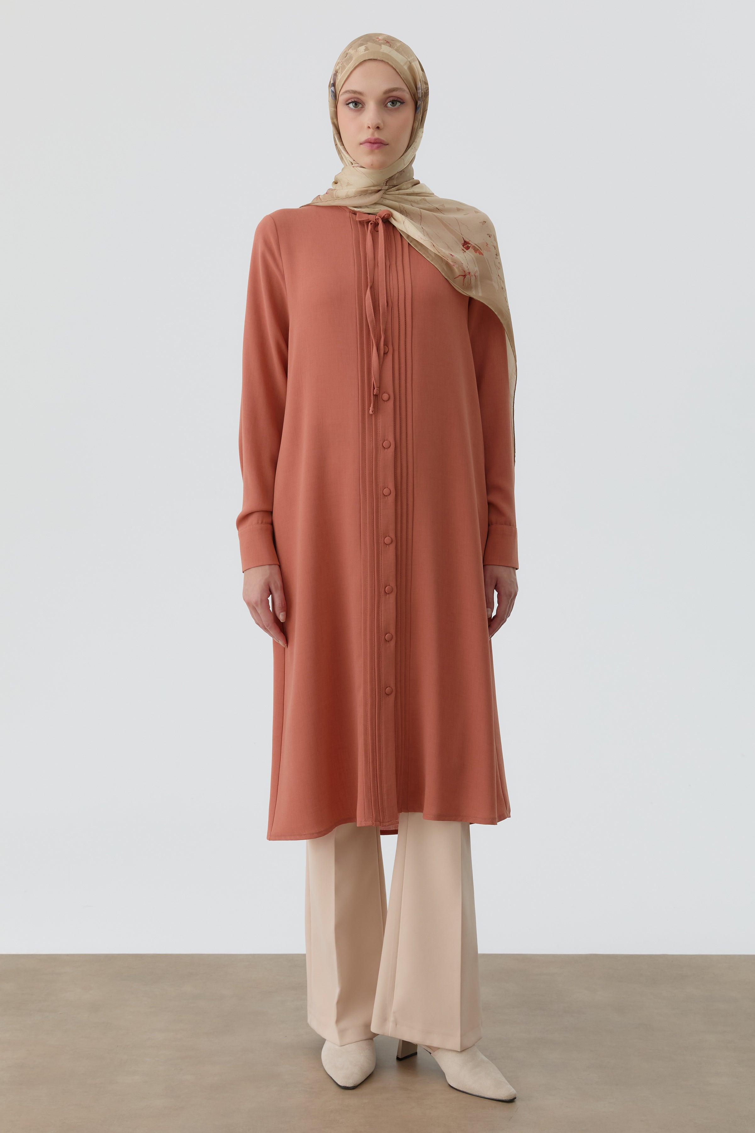 Yakası Bağcıklı Pileli Tunik - Tarçın TUGBA