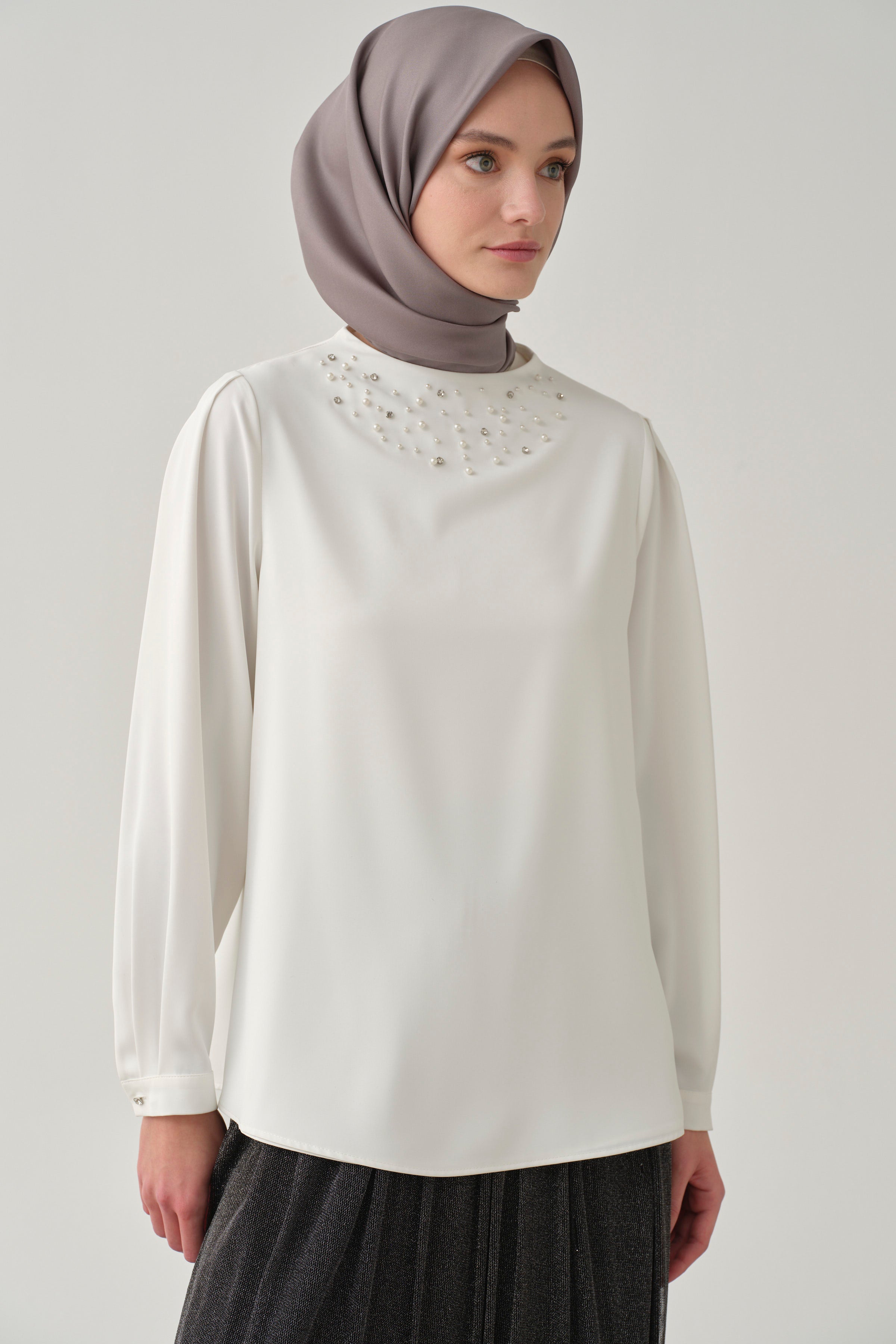 Yakası İnci Taş Detaylı Bluz - Ekru TUGBA