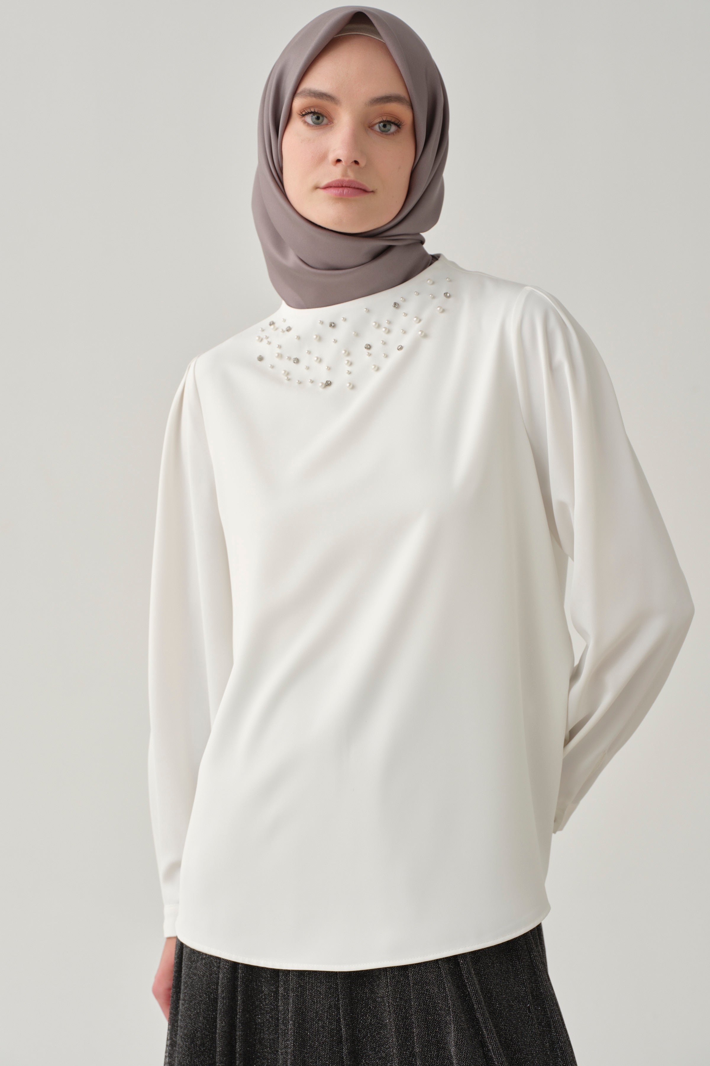 Yakası İnci Taş Detaylı Bluz - Ekru TUGBA