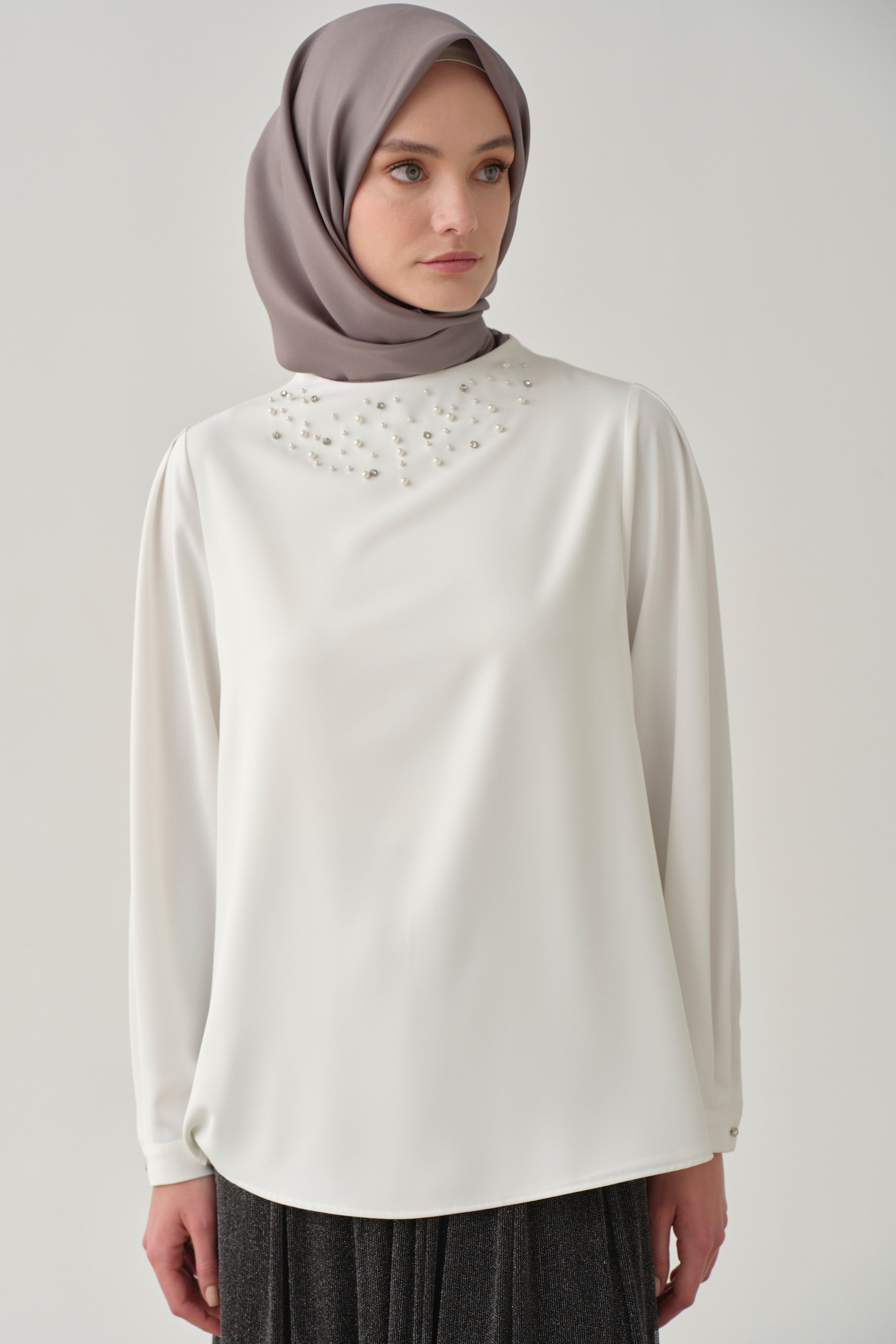 Yakası İnci Taş Detaylı Bluz - Ekru TUGBA