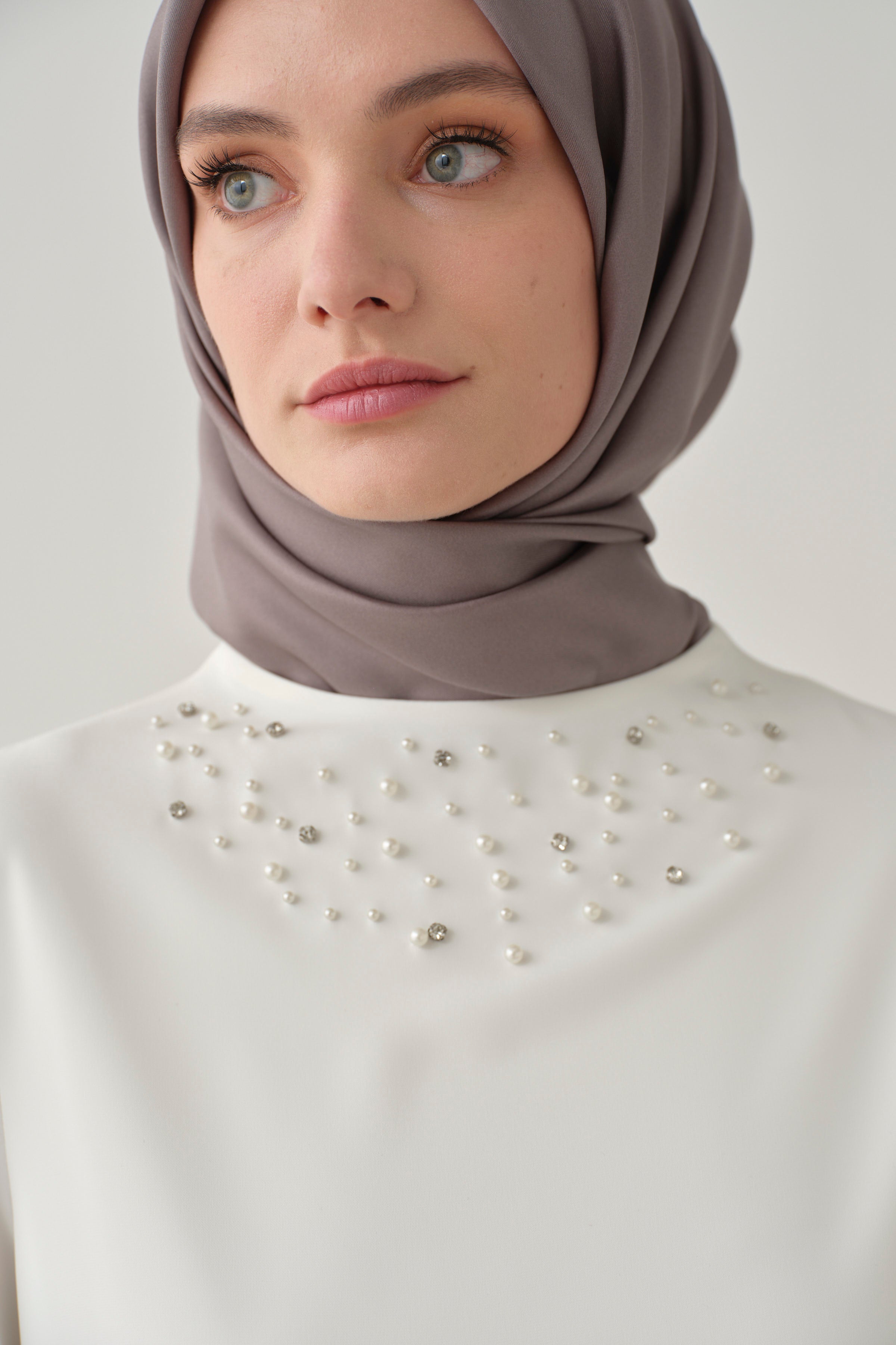 Yakası İnci Taş Detaylı Bluz - Ekru TUGBA
