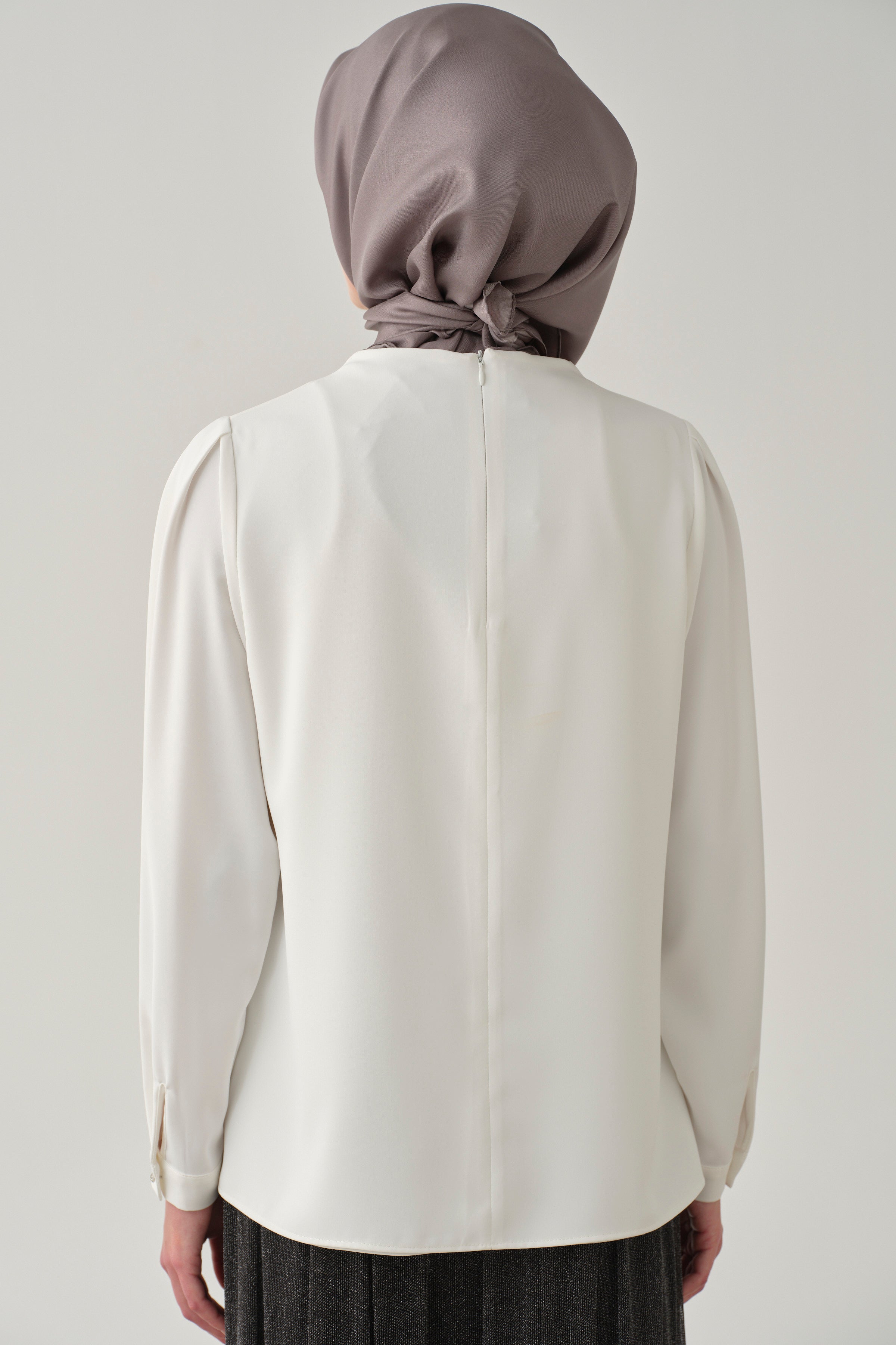 Yakası İnci Taş Detaylı Bluz - Ekru TUGBA