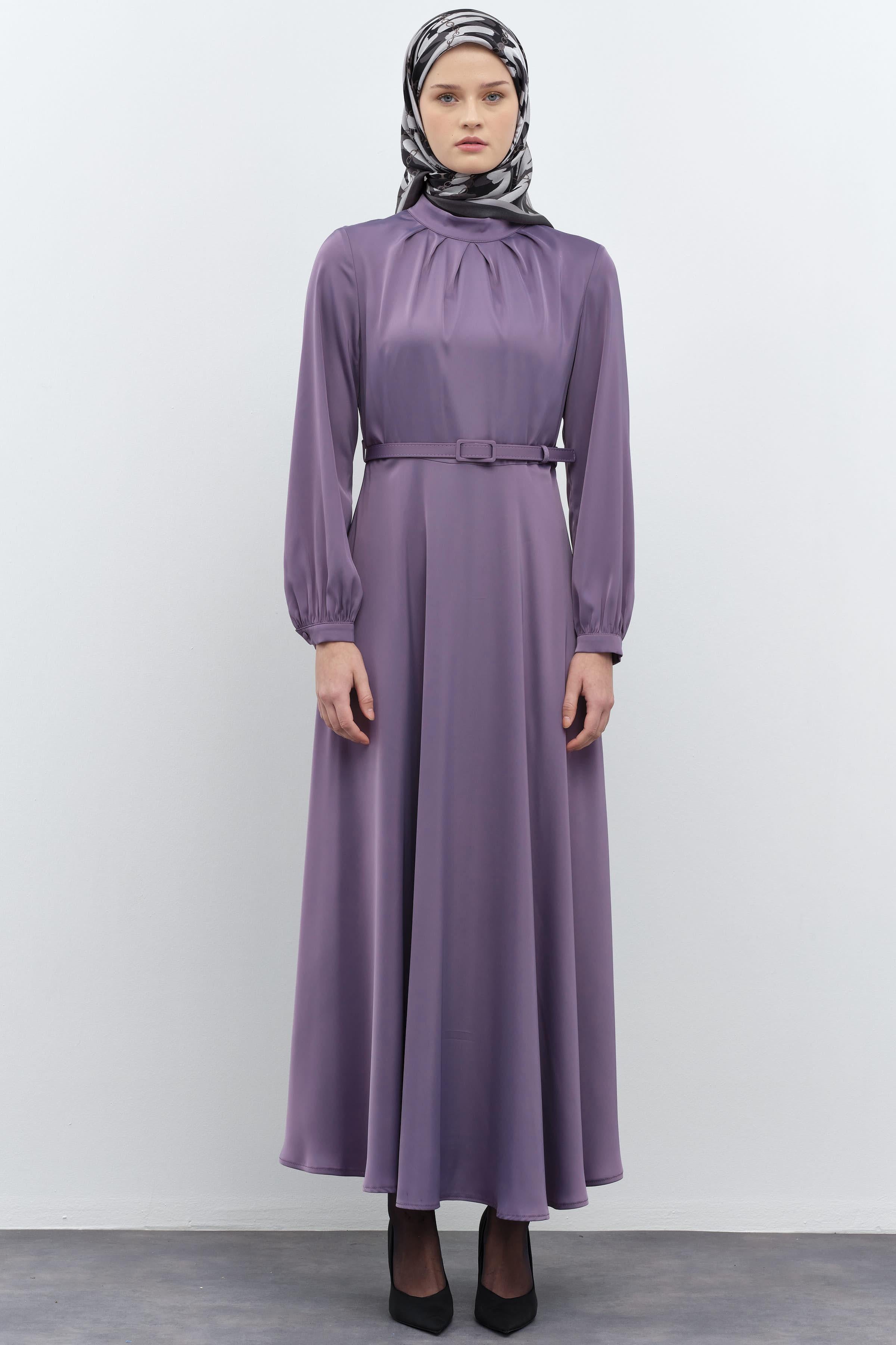 Yakası Pile Detaylı Kemerli Elbise - Lila TUĞBA