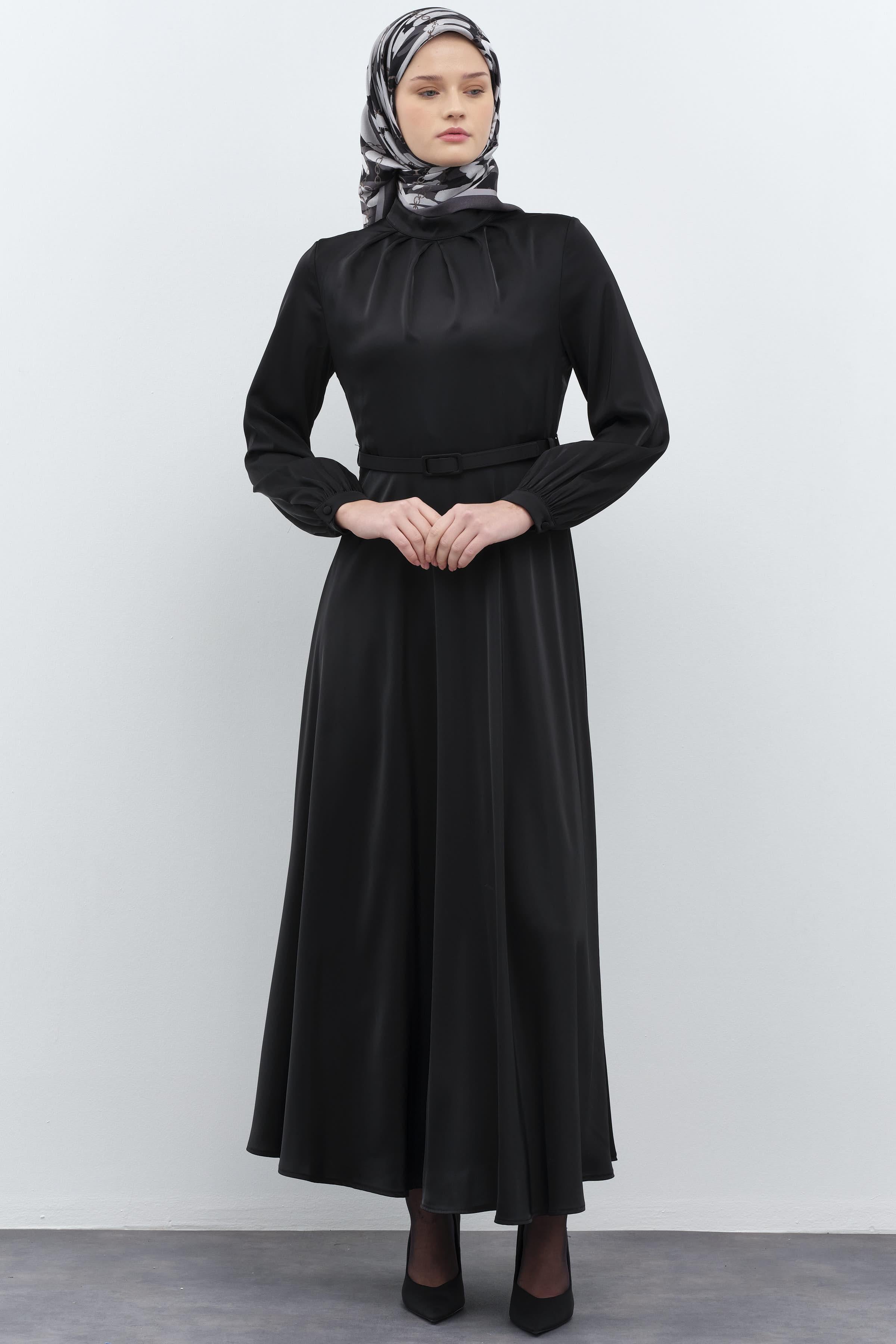 Yakası Pile Detaylı Kemerli Elbise - Siyah TUGBA