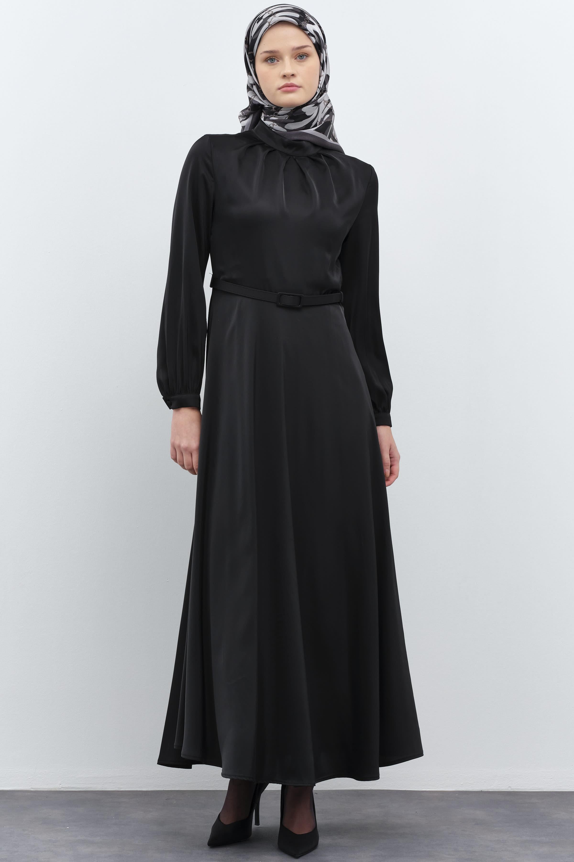 Yakası Pile Detaylı Kemerli Elbise - Siyah TUGBA