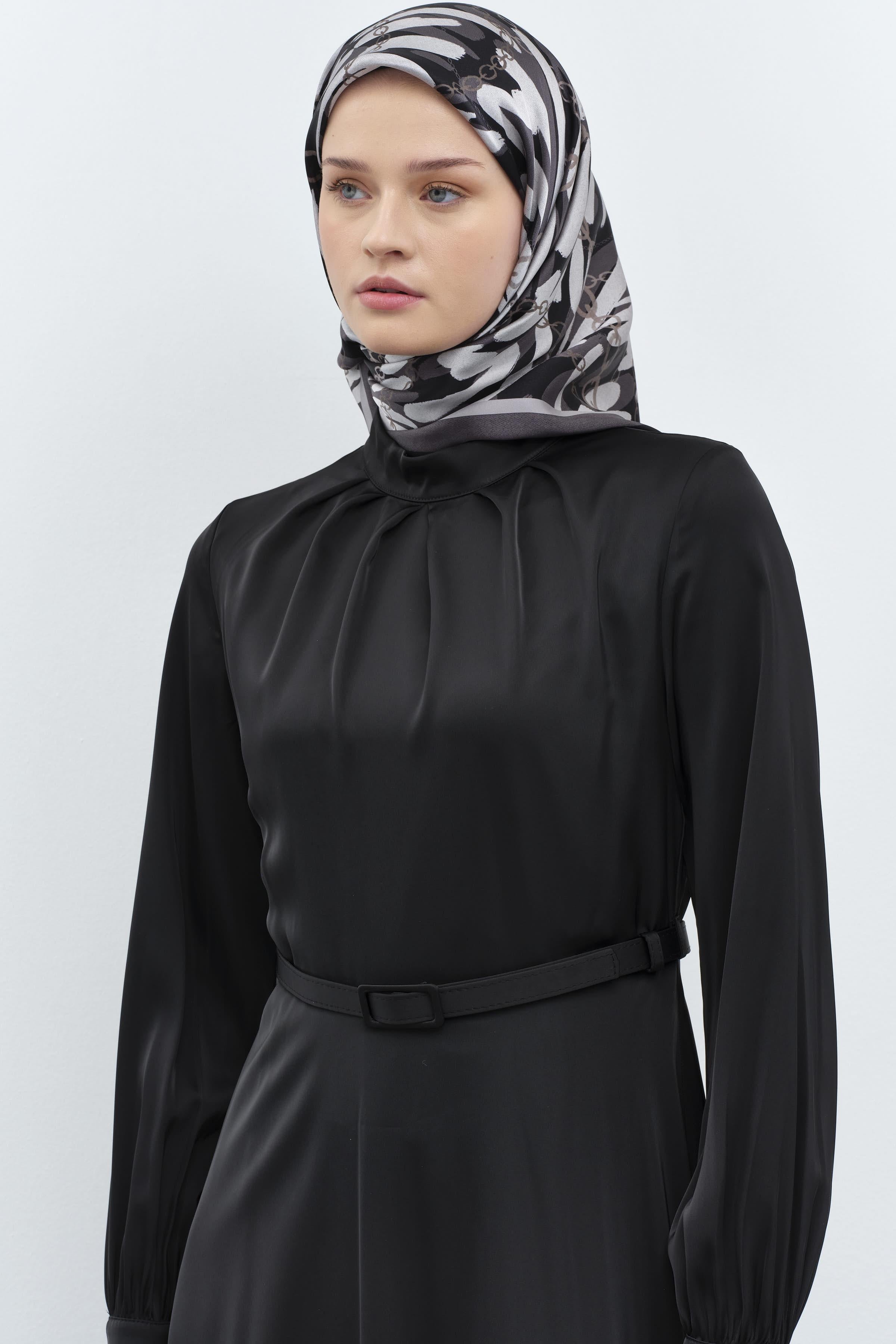 Yakası Pile Detaylı Kemerli Elbise - Siyah TUGBA