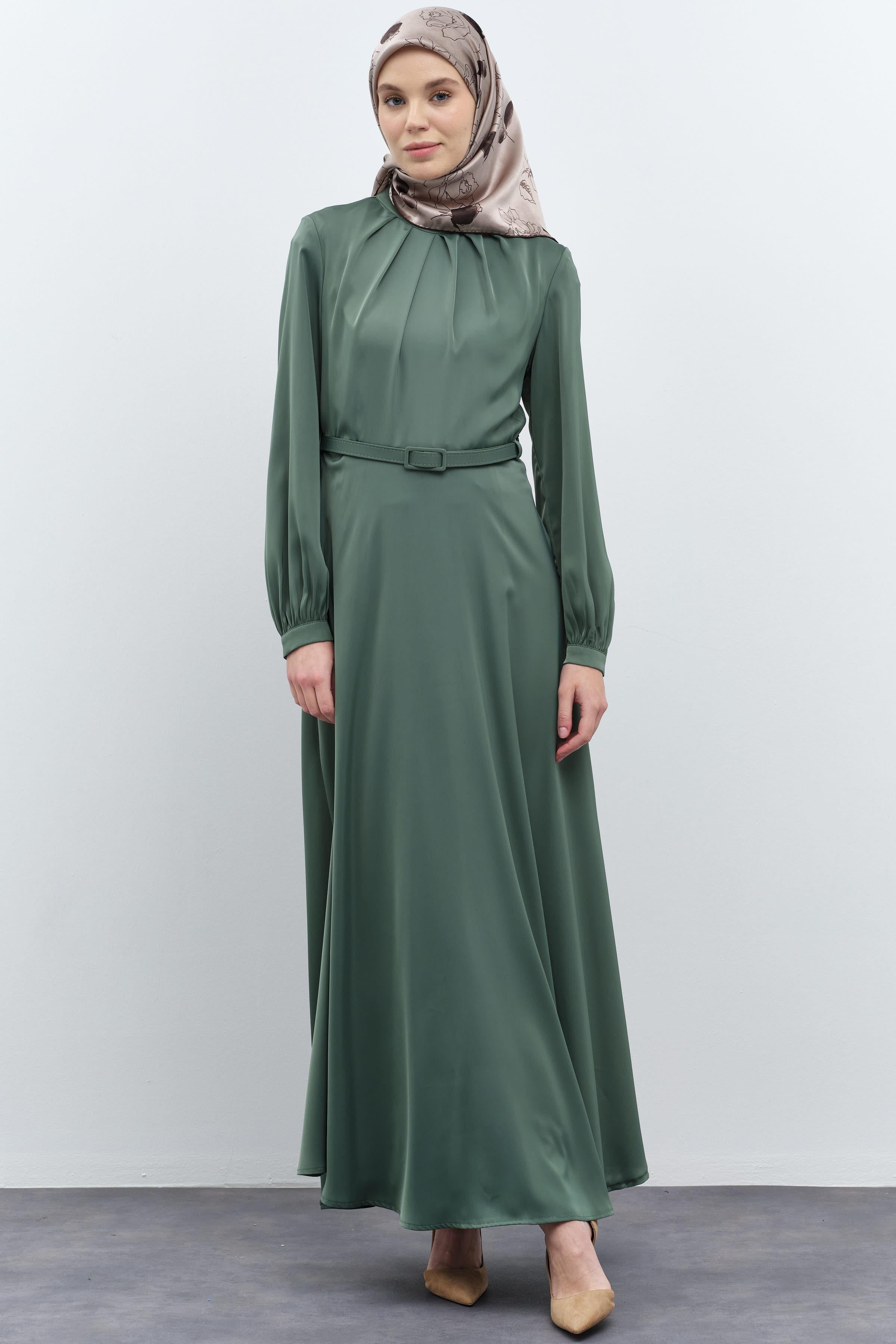 Yakası Pile Detaylı Kemerli Elbise - Yeşil TUGBA