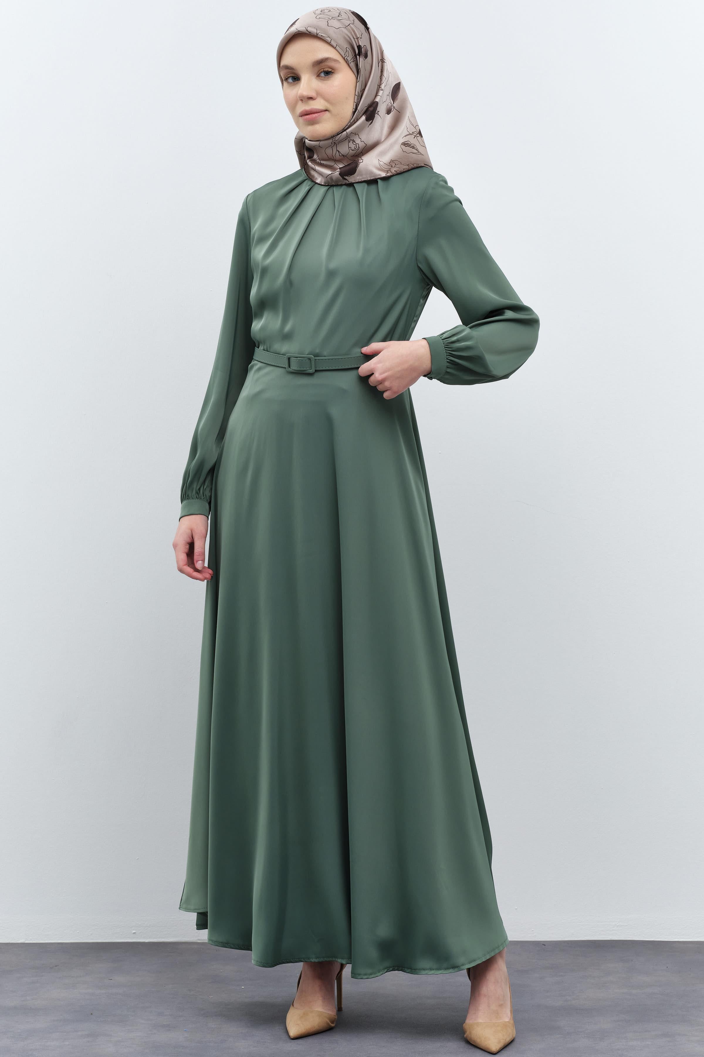 Yakası Pile Detaylı Kemerli Elbise - Yeşil TUGBA
