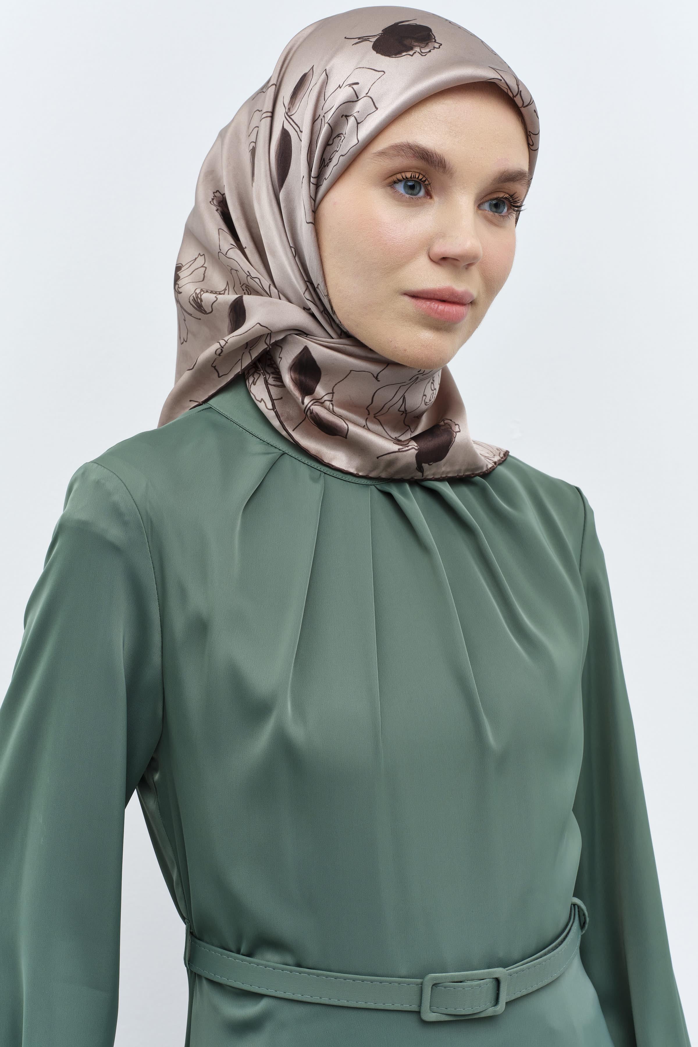 Yakası Pile Detaylı Kemerli Elbise - Yeşil TUGBA