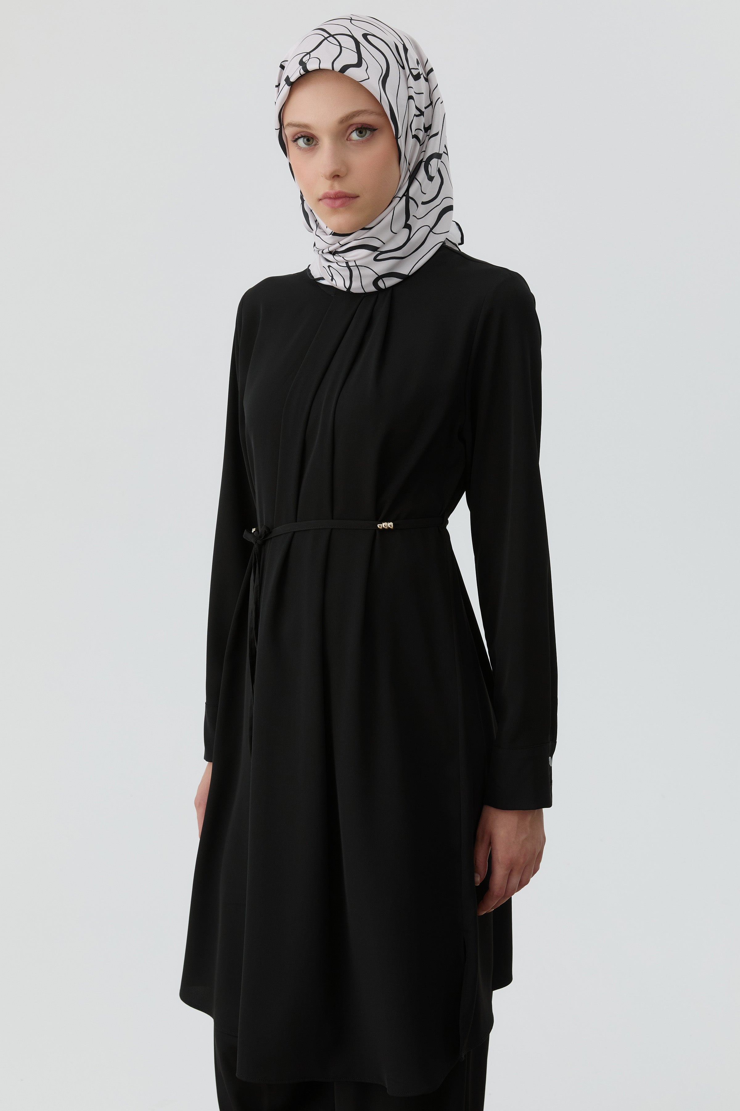 Yakası Pile Detaylı Tunik - Siyah TUGBA