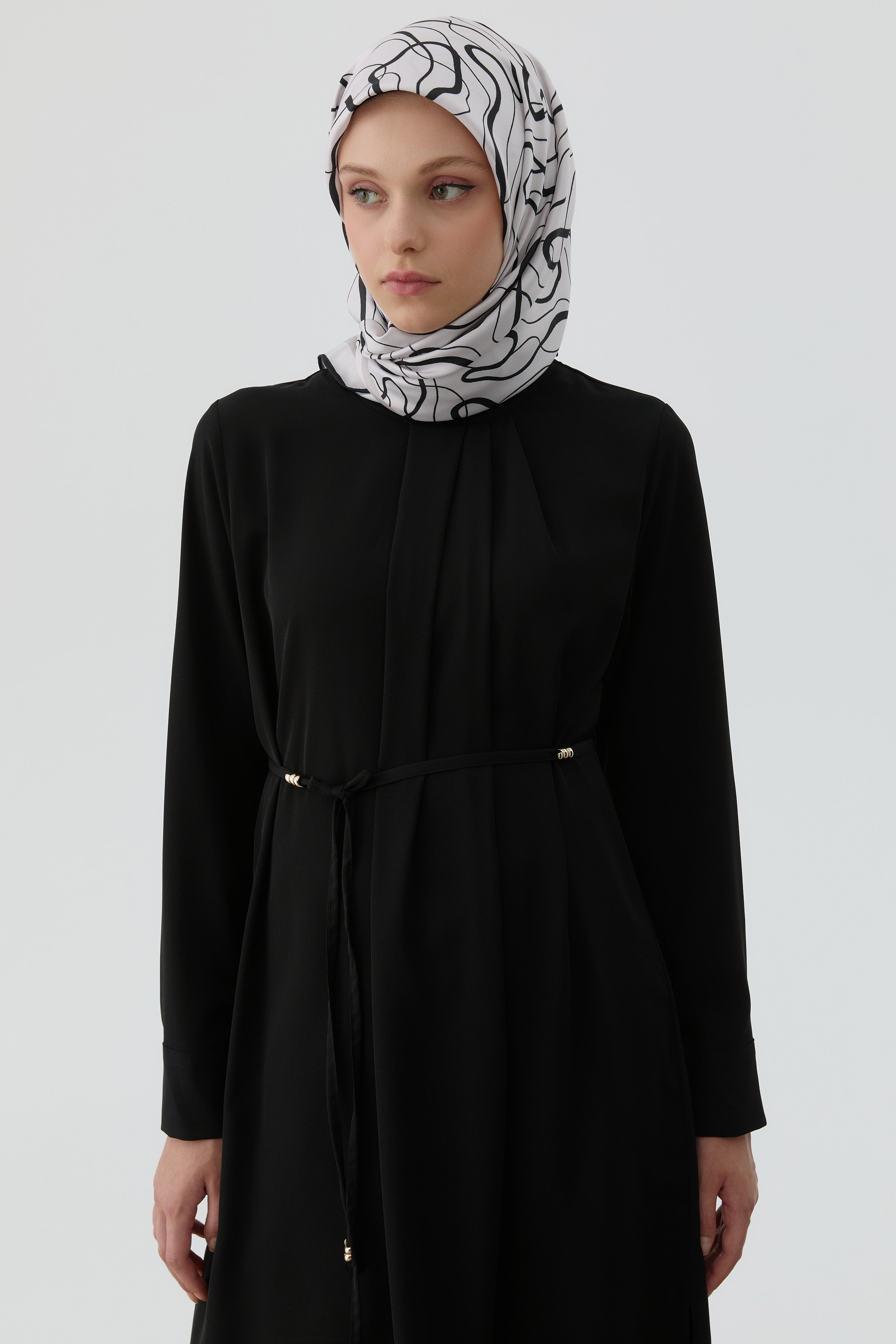 Yakası Pile Detaylı Tunik - Siyah TUGBA