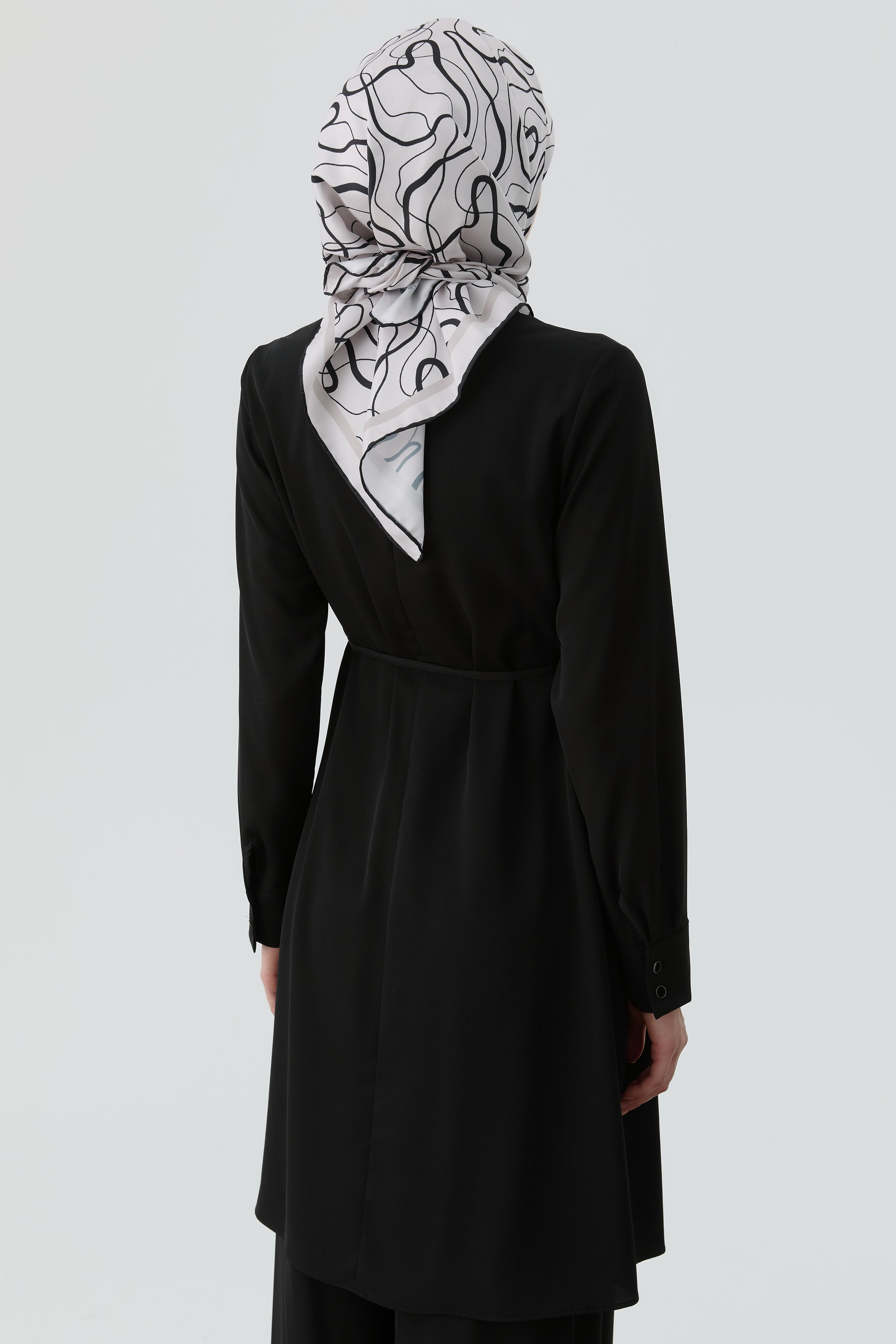 Yakası Pile Detaylı Tunik - Siyah TUGBA