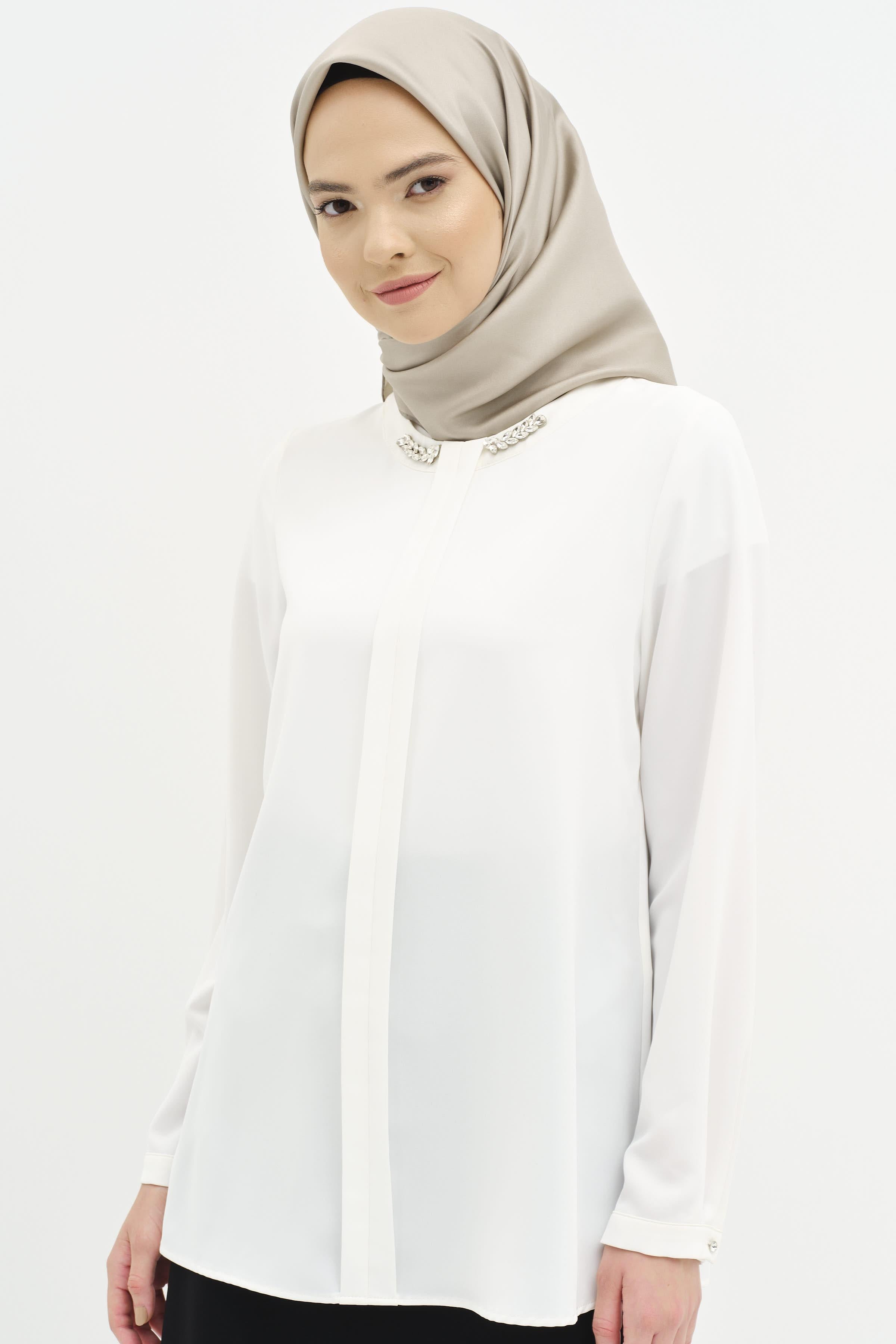 Yakası Taşlı Pile Detaylı Bluz - Ekru TUGBA